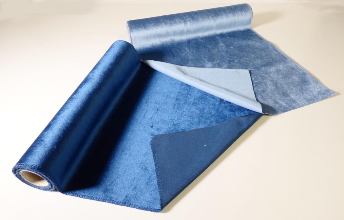 Samtgewirke, sog. Dekostoff, Foto siehe Anlage,
- als Meterware, mit einer Breite von laut Antrag 35 cm,
- aus synthetischen Chemiefasern (laut Antrag Polyester),
- in Kettenwirktechnik hergestellt,
- kein Hochflorerzeugnis und kein Schlingengewirke,
- gefärbt.

"Samt, gewirkt, anderer als in der Unterposition 6001 10 genannte, aus Chemiefasern"