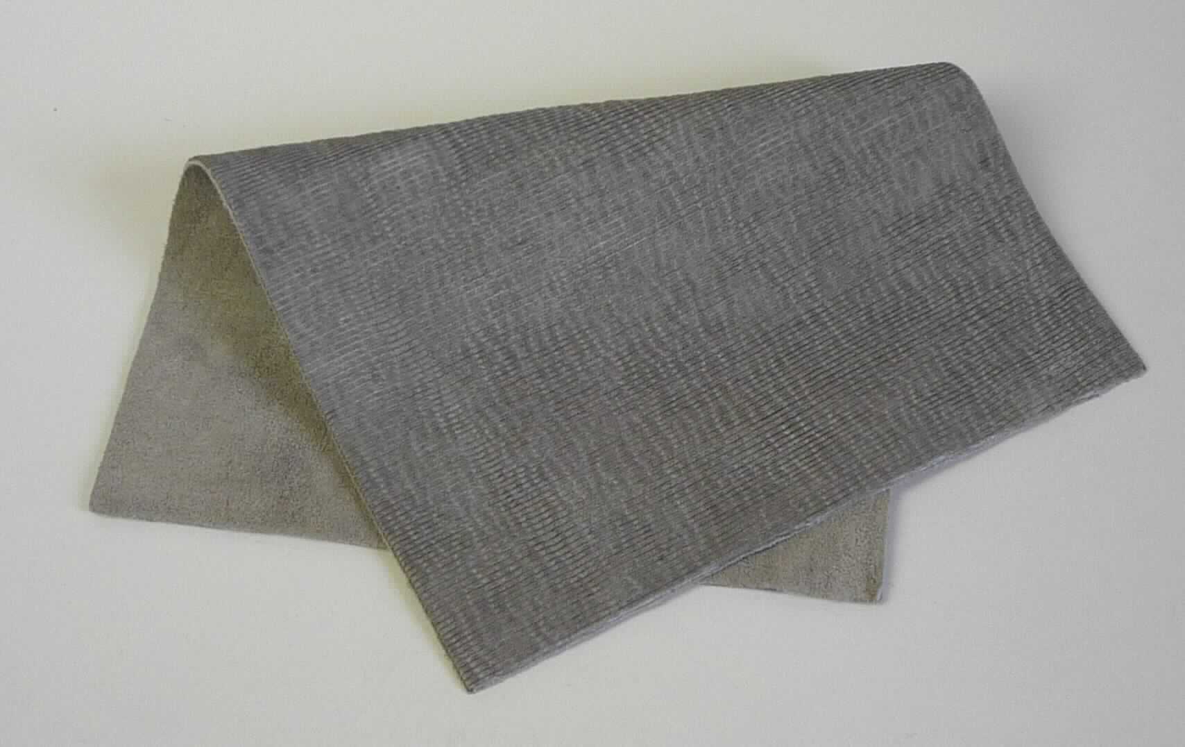 Leder, sog. Kalbhälfte, Foto siehe Anlage,
- die Einreihung erfolgt anhand eines vorgelegten Abschnitts von ca. 21 cm x 15 cm und den Antragsangaben,
- laut Antrag:
- - Narbenspalt vom Kalb,
- - in Form von Hälften,
- enthaart und gegerbt, 
- gefärbt, mit Wachs (laut Antrag) versehen und geschlitzt (gebrauchsfertig zugerichtet),

"Nach dem Gerben oder Trocknen zugerichtetes Leder von Kälbern, enthaart, gespalten, kein Leder der 
 Position 4114, keine ganze Haut, Narbenspalt"