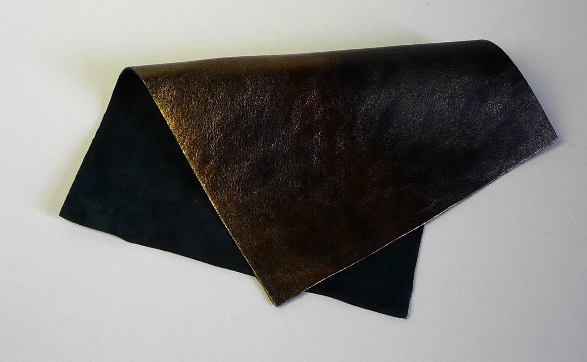 Metallisierten Leders, Foto siehe Anlage,
- die Einreihung erfolgt anhand eines vorgelegten Abschnitts von ca. 21 cm x 15 cm und den Antragsangaben,
- laut Antrag:
- - Narbenspalt vom Rothaarschaf,
- - ganze Haut,
- enthaart und gegerbt, 
- laut Untersuchungsergebnis zugerichtet:
- - auf der ganzen Oberfläche mit einem metallischen Farbaufstrich versehen.

"Metallisiertes Leder"