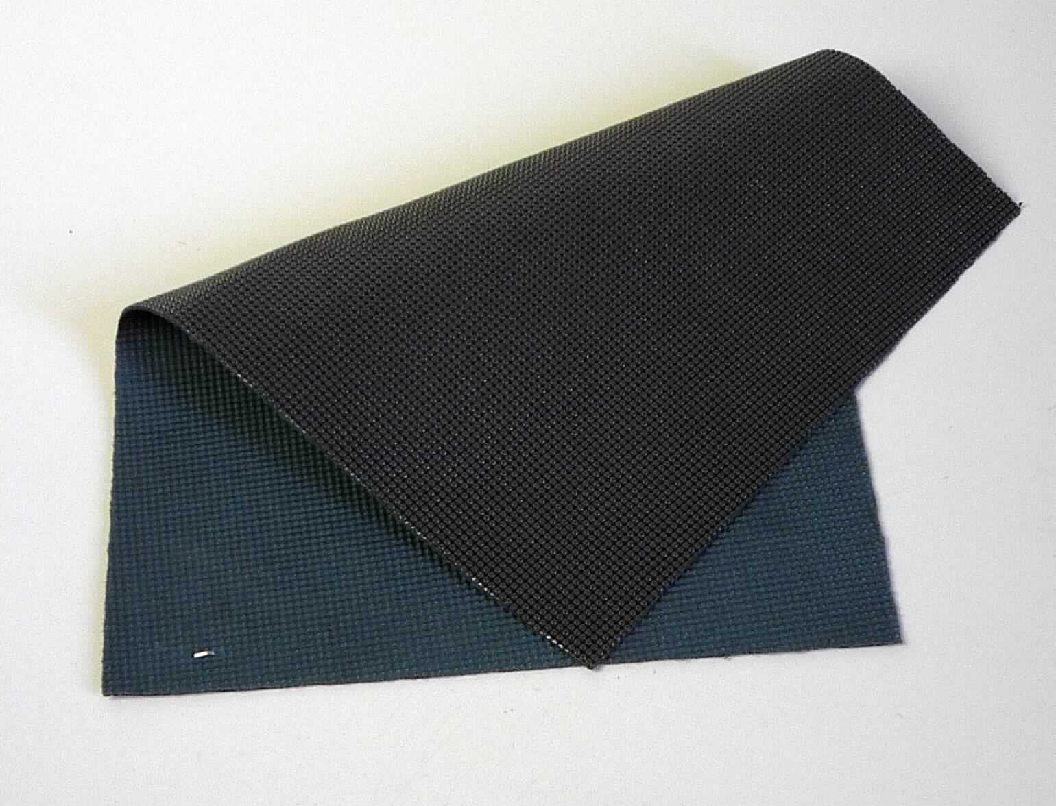 Leder, sog. ganzes Kalbfell, Foto siehe Anlage,
- die Einreihung erfolgt anhand eines vorgelegten Abschnitts von ca. 21 cm x 15 cm und den Antragsangaben,
- laut Antrag:
- - Narbenspalt vom Kalb,
- - ganze Haut mit einer Oberfläche von weniger als 2,6 Quadratmetern (0,74 - 1,11 Quadratmeter),
- enthaart und gegerbt,
- gefärbt, mit einer Kunststofffolie versehen und gleichmäßig kuppelförmig geprägt (gebrauchsfertig zugerichtet), 
- kein Boxcalf.

"Nach dem Gerben oder Trocknen zugerichtetes Leder von Kälbern, enthaart, kein Leder der Position 4114,
 ganze Haut, Narbenspalt, mit einer Oberfläche von 2,6 Quadratmetern oder weniger, kein Boxcalf"