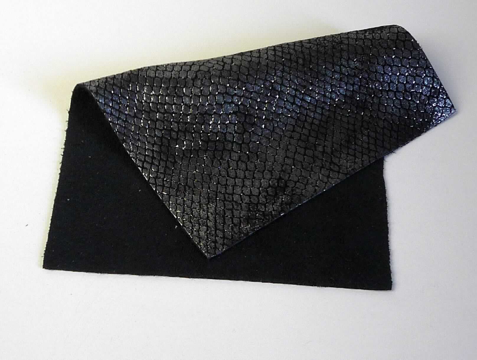 Leder, sog. Kalbhälfte, Foto siehe Anlage,
- die Einreihung erfolgt anhand eines vorgelegten Abschnitts von ca. 21 cm x 15 cm und den Antragsangaben,
- laut Antrag:
- - Narbenspalt vom Kalb,
- - in Form von Hälften,
- enthaart und gegerbt, 
- laut Untersuchungsergebnis zugerichtet:
- - auf der Oberfläche rautenförmig mit ausgefrästen Rillen versehen und mit punktuellem, metallisiertem Kunst-
    stoff bedruckt  (nicht flächendeckend aufgebracht, damit kein Leder der Position 4114),
- - mit einer Dicke von 1,5 mm.

"Nach dem Gerben oder Trocknen zugerichtetes Leder von Kälbern, enthaart, kein Leder der Position 4114,
 keine ganze Haut, Narbenspalt"