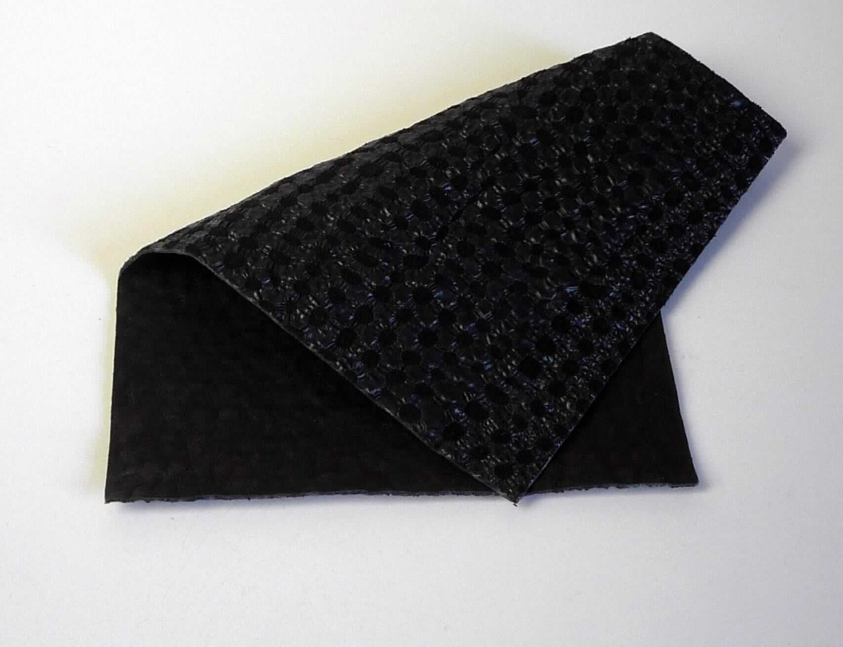 Leder, sog. ganzes Kalbfell, Foto siehe Anlage,
- die Einreihung erfolgt anhand eines vorgelegten Abschnitts von ca. 21 cm x 15 cm und den Antragsangaben,
- laut Antrag:
- - Narbenspalt vom Kalb,
- - ganze Haut mit einer Oberfläche von weniger als 2,6 Quadratmetern (0,74 - 1,30 Quadratmeter),
- enthaart und gegerbt,
- gefärbt, auf der Fleischseite netzförmig mit Gummi (laut Antrag) überzogen (gebrauchsfertig zugerichtet), 
- kein Boxcalf.

"Nach dem Gerben oder Trocknen zugerichtetes Leder von Kälbern, enthaart, kein Leder der Position 4114,
 ganze Haut, Narbenspalt, mit einer Oberfläche von 2,6 Quadratmetern oder weniger, kein Boxcalf"
