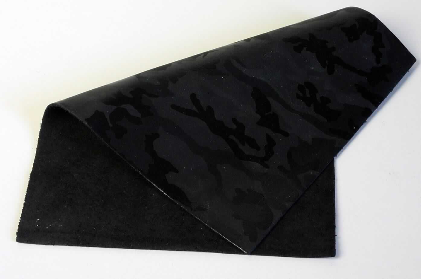 Leder, sog. Kalbhälfte, Foto siehe Anlage,
- die Einreihung erfolgt anhand eines vorgelegten Abschnitts von ca. 21 cm x 15 cm und den Antragsangaben,
- laut Antrag:
- - Narbenspalt vom Kalb,
- - in Form von Hälften,
- enthaart und gegerbt, 
- gefärbt, mit unterschiedlich geprägten Kunststofffolien im Tarnfleckmuster versehen (gebrauchsfertig zugerichtet).

"Nach dem Gerben oder Trocknen zugerichtetes Leder von Kälbern, enthaart, gespalten, kein Leder der 
 Position 4114, keine ganze Haut, Narbenspalt"