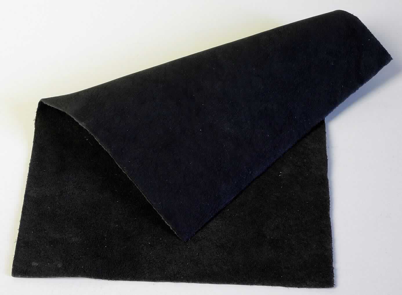 Leder, sog. ganzes Kalbfell, Foto siehe Anlage,
- die Einreihung erfolgt anhand eines vorgelegten Abschnitts von ca. 21 cm x 15 cm und den Antragsangaben,
- laut Antrag:
- - Narbenspalt vom Kalb,
- - ganze Haut mit einer Oberfläche von weniger als 2,6 Quadratmetern (0,74 - 1,30 Quadratmeter),
- enthaart und gegerbt,
- gefärbt, auf der Narbenseite geschliffen (gebrauchsfertig zugerichtet; Nubukleder), 
- kein Boxcalf.

"Nach dem Gerben oder Trocknen zugerichtetes Leder von Kälbern, enthaart, kein Leder der Position 4114,
 ganze Haut, Narbenspalt, mit einer Oberfläche von 2,6 Quadratmetern oder weniger, kein Boxcalf"