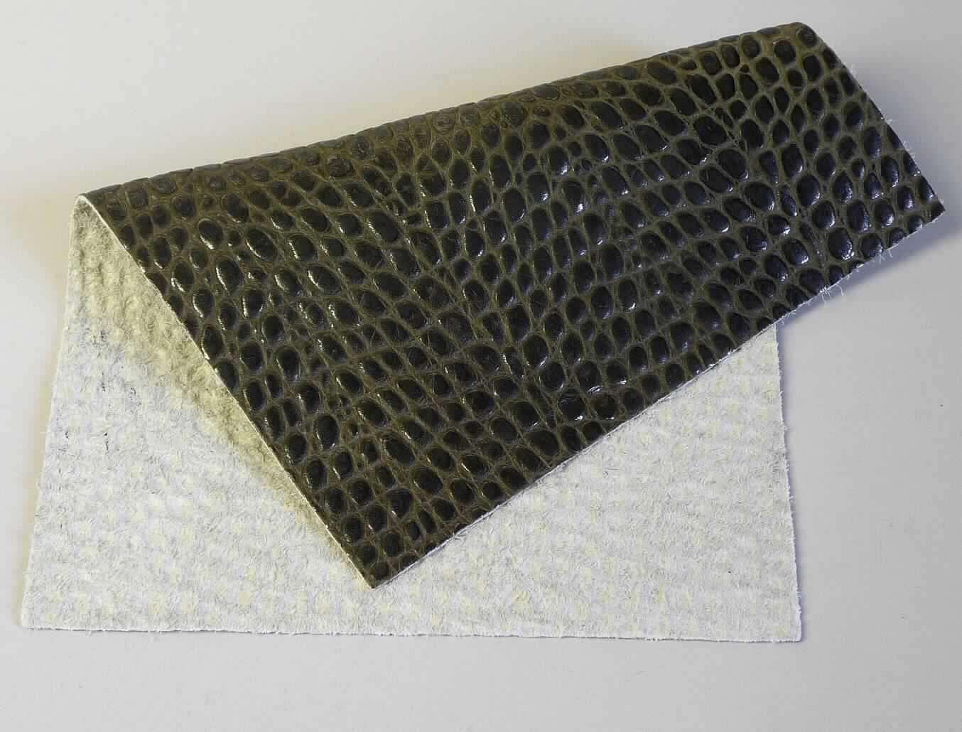 Leder, sog. ganzes Kalbfell, Foto siehe Anlage,
- die Einreihung erfolgt anhand eines vorgelegten Abschnitts von ca. 21 cm x 15 cm und den Antragsangaben,
- laut Antrag:
- - Narbenspalt vom Kalb,
- - ganze Haut mit einer Oberfläche von weniger als 2,6 Quadratmetern (1,49 - 1,86 Quadratmeter),
- enthaart und gegerbt, 
- laut Untersuchungsergebnis zugerichtet:
- - auf der Oberfläche geprägt und mit metallisierter Farbe bedruckt,
- - mit einer Dicke von 1,1 mm,
- kein Boxcalf.

"Nach dem Gerben oder Trocknen zugerichtetes Leder von Kälbern, enthaart, kein Leder der Position 4114,
 ganze Haut, Narbenspalt, mit einer Oberfläche von 2,6 Quadratmetern oder weniger, kein Boxcalf"