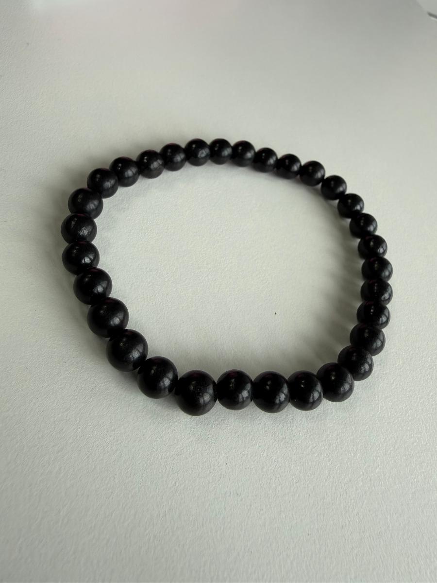"VITORI-Armband"

- bestehend aus 30 gelochten Perlen aus Shungit (ein Kohlenstoff), aufgereiht
  auf einem flexiblen Band aus Spinnstoff (Länge etwa 18 cm)

- verpackt in einem Polybeutel

(Antragstellerangaben)

Abbildung siehe Anlage.

Derartige Erzeugnisse gehören als "Fantasieschmuck, nicht aus unedlen
Metallen" zur Unterposition 7117 9000 der Kombinierten Nomenklatur.