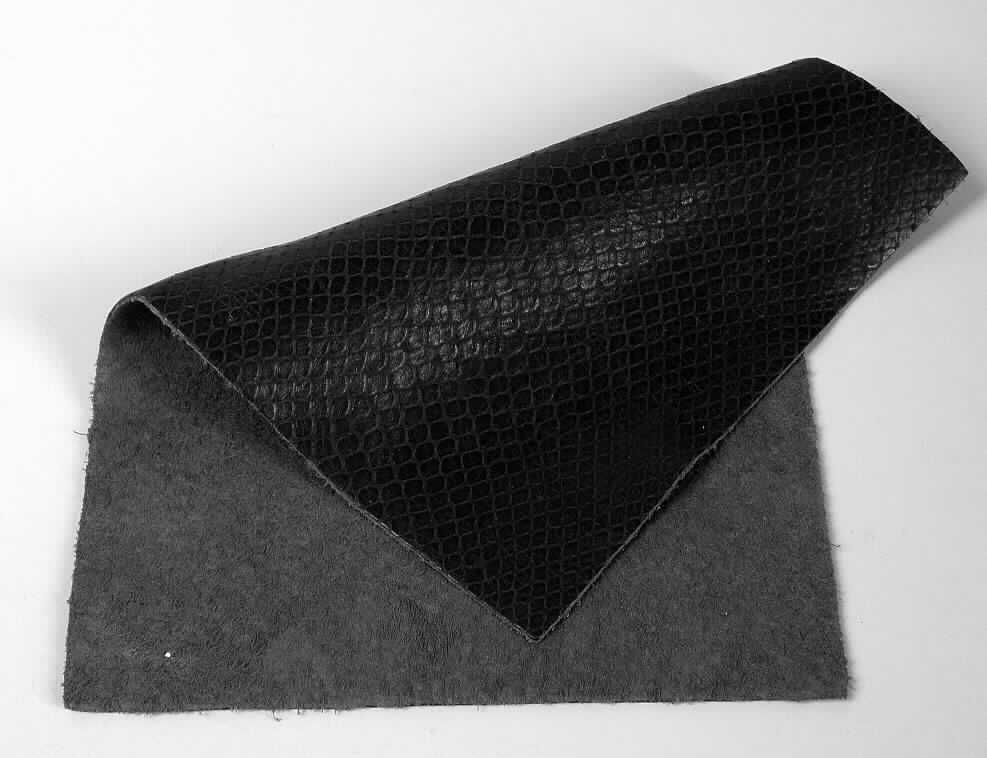 Leder, sog. Kalbhälfte, Foto siehe Anlage,
- die Einreihung erfolgt anhand eines vorgelegten Abschnitts von ca. 21 cm x 15 cm und den Antragsangaben,
- laut Antrag:
- - Narbenspalt vom Kalb,
- - in Form von Hälften,
- enthaart und gegerbt, 
- gefärbt, geprägt und mit aufgebrachten, glänzenden Plättchen (gebrauchsfertig zugerichtet).

"Nach dem Gerben oder Trocknen zugerichtetes Leder von Kälbern, enthaart, gespalten, kein Leder der 
 Position 4114, keine ganze Haut, Narbenspalt"