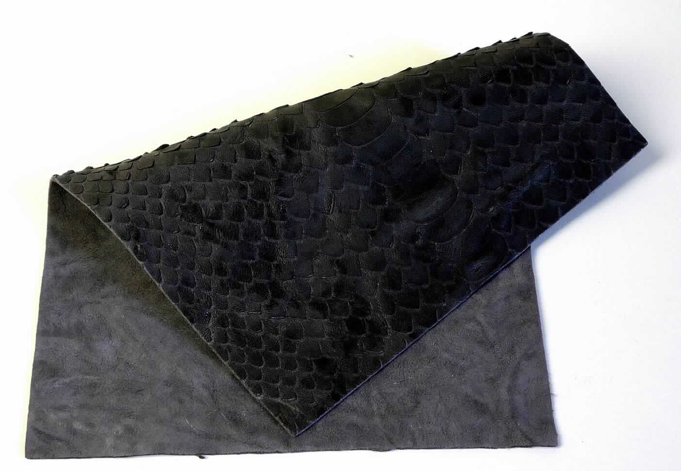 Leder, sog. ganzes Rothaarschaf, Foto siehe Anlage,
- die Einreihung erfolgt anhand eines vorgelegten Abschnitts von ca. 21 cm x 15 cm und den Antragsangaben,
- laut Antrag in Form von ganzen Häuten,
- enthaart und gegerbt,
- laut Untersuchungsergebnis:
- - Narbenspalt von einem Haarschaf,
- - auf der Oberfläche schuppenartig eingeschnitten (zugerichtet),
- - mit einer Dicke von 1,1 mm,
- kein Leder der Position 4114.

"Nach dem Gerben oder Trocknen zugerichtetes Leder von Schafen, enthaart, kein Leder der Position 4114"