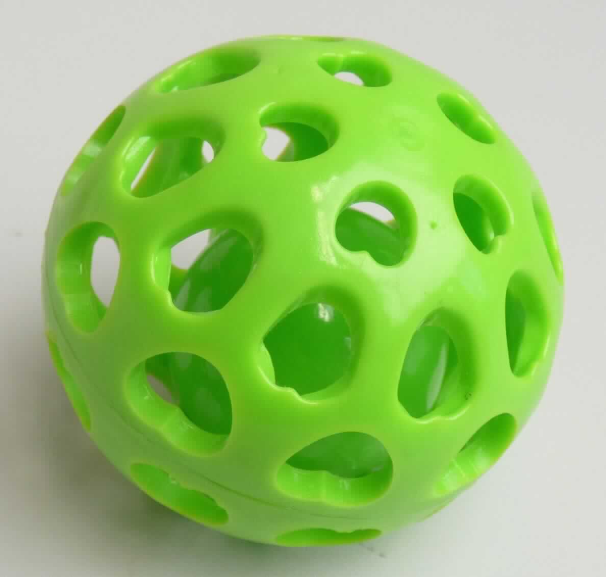 Angaben des Antragstellers:
Tierspielzeug (für Katzen) in Form eines Rasselballs
- Der Ball kann mit Snacks gefüllt werden -
Material: Außenball: thermoplastisches Gummi (TPR), Innenball: Polypropylen

Untersuchungsergebnisse an einem Warenmuster:
Grüner, löchriger Ball aus einem elastischen Material. In den Ball ist ein grüner Ball ebenfalls aus einem elastischen Material gesteckt, der Ball ist nochmals mit einem Rasselball im Innern versehen.

Befund:
Es liegt eine andere Ware aus nicht vulkanisiertem Kautschuk im Sinne der Position 4006 vor.