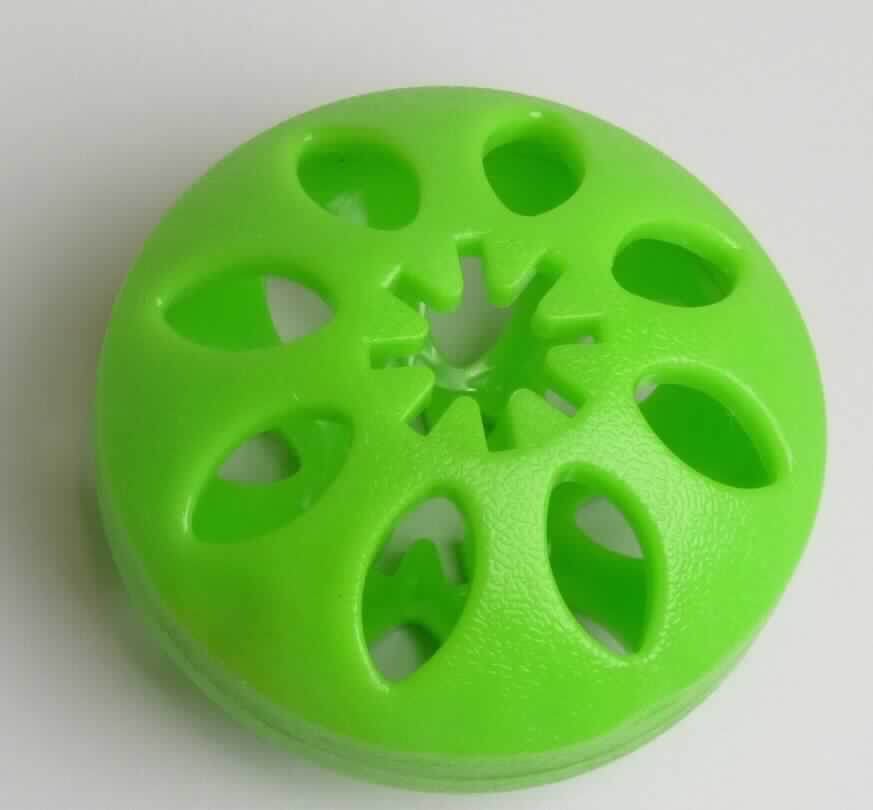 Angaben des Antragstellers:
Kauspielzeug, für Hunde
Material: TPR

Feststellungen an einem Warenmuster:
Es wurde eine grüne, eiförmige, befüllbare Ware (Länge: ca. 8 cm) aus einem elastischen Kautschukmaterial vorgelegt. Gemäß einer vorliegenden Abbildung ist die Ware für den Einzelverkauf aufgemacht und mit einem bunt bedruckten Pappanhänger mit Produktinformationen und der Abbildung eines Hundes versehen.

Befund:
Es liegt eine andere Ware aus nicht vulkanisiertem Kautschuk im Sinne der Position 4006 vor.