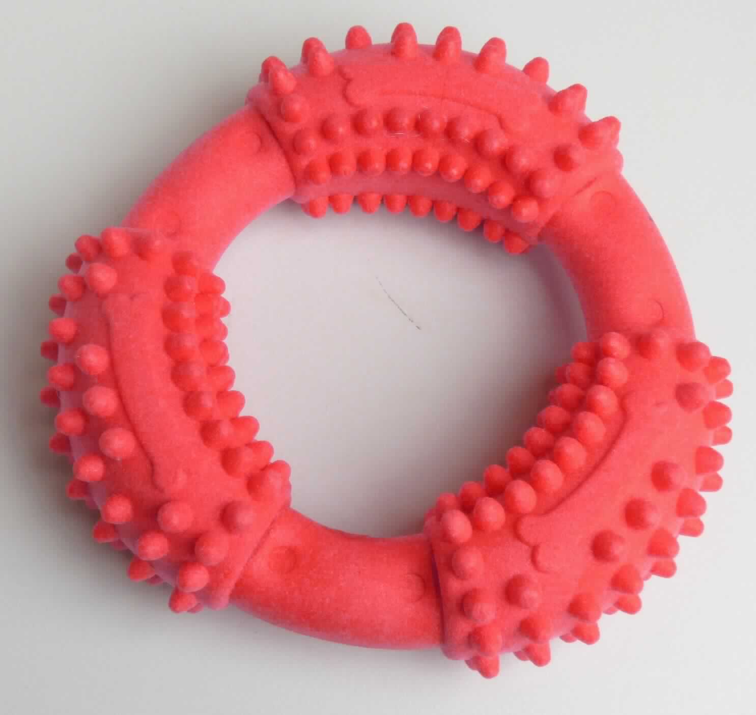 Angaben des Antragstellers:
Beißring Zahnpflege
Material: TPR

Feststellungen an einem Warenmuster:
Es wurde ein genoppter, roter Ring (Durchmesser: ca. 10,5 cm) aus einem elastischen Kautschukmaterial vorgelegt. Gemäß einer vorliegenden Abbildung ist die Ware für den Einzelverkauf aufgemacht und mit einem bunt bedruckten Pappanhänger mit Produktinformationen und der Abbildung eines Hundes versehen.

Befund:
Es liegt eine andere Ware aus nicht vulkanisiertem Kautschuk im Sinne der Position 4006 vor.