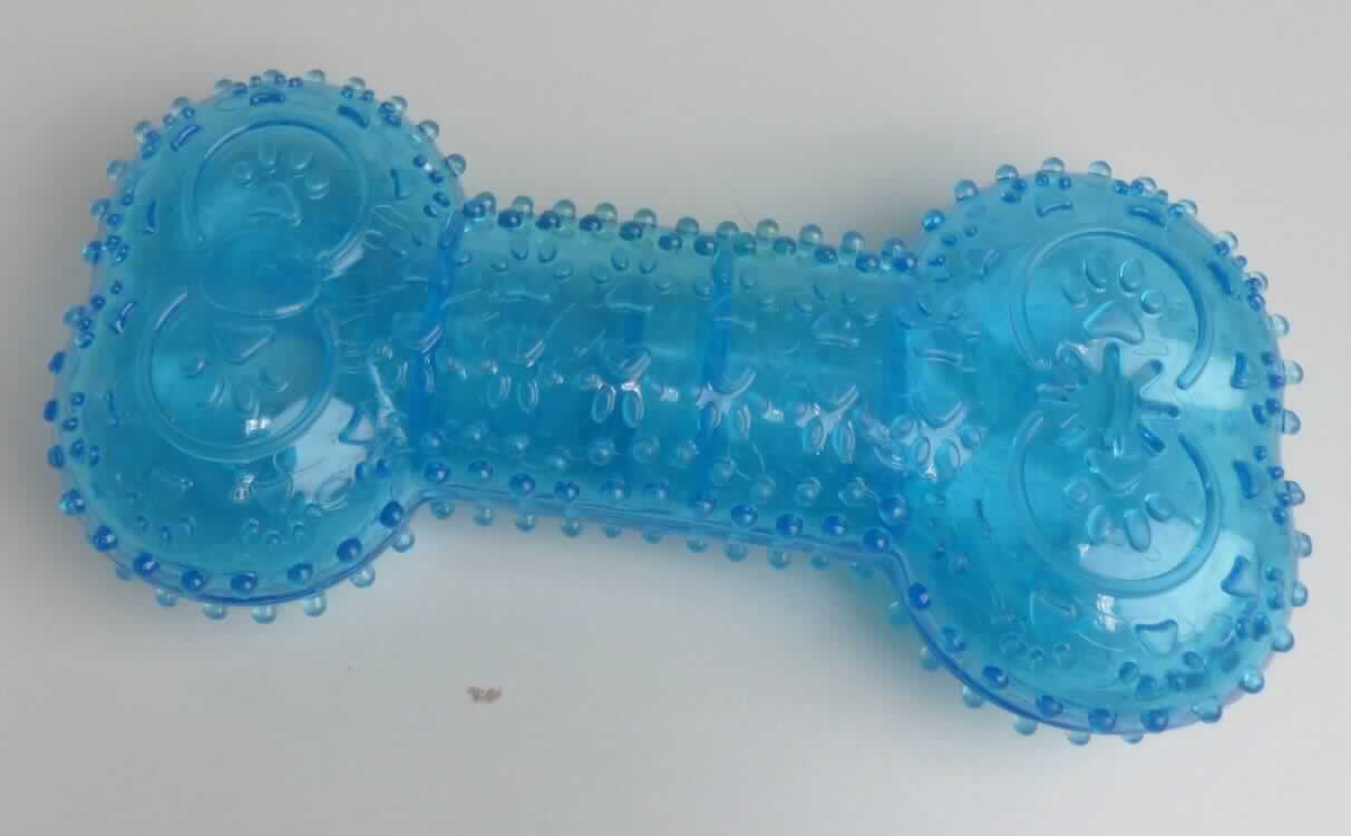 Angaben des Antragstellers:
Leckerli Knochen, für Hunde
Material: TPR

Feststellungen an einem Warenmuster:
Es wurde eine blaue, knochenförmige, befüllbare Ware (Länge: ca. 17 cm) aus einem transparenten, elastischen Kautschukmaterial mit genoppter Oberfläche vorgelegt. Gemäß einer vorliegenden Abbildung ist die Ware für den Einzelverkauf aufgemacht und mit einem bunt bedruckten Pappanhänger mit Produktinformationen und der Abbildung eines Hundes versehen.

Befund:
Es liegt eine andere Ware aus nicht vulkanisiertem Kautschuk im Sinne der Position 4006 vor.