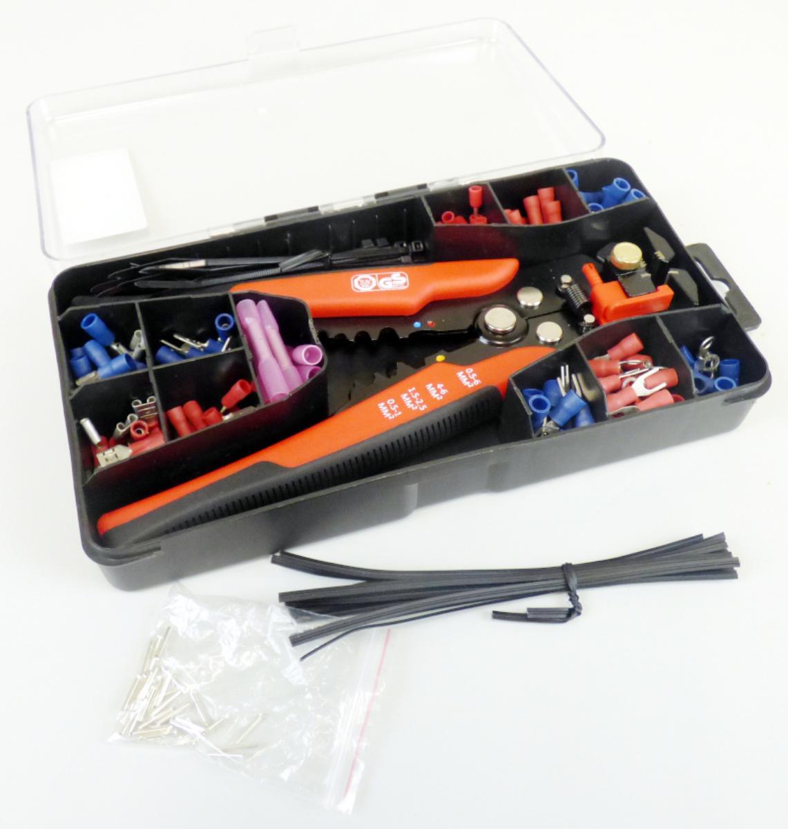„Crimpzangen-Set“

Warenzusammenstellung in Aufmachung für den Einzelverkauf, bestehend aus

- einer mit freiem Arm zu handhabenden Kabelschuhzange

- - mit arbeitendem Teil aus Stahl und Griffschalen aus Kunststoff

- - mittig mit einem Drahtschneider versehen

- - zum Abisolieren und Schneiden von elektrischen Kabeln sowie zum Verpressen
    (Crimpen) von isolierten Kabelschuhen durch Quetschen der Metallhülsen

- ca. 150 verschiedene Kabelschuhen (z. B. Flachsteckhülsen, Rundsteckhülsen,
  Gabelkabelschuhe, Ringkabelschuhe, Flachstecker)

- ca. 15 Kabelbinder aus Kunststoff und 15 Drahtbinder

Alle Bestandteile sind gemeinsam in einer speziell zur Aufnahme der Waren hergerichteten
und zum dauernden Gebrauch geeigneten Kunststoff-Box untergebracht.

Abbildung siehe Anlage.

Die Zange bestimmt insbesondere im Hinblick auf den Wert und die Bedeutung für die
Verwendung den Charakter der WarenzusammenstellungDerartige Erzeugnisse gehören
als "andere Zangen, mit arbeitendem Teil aus unedlem Metall zur Codenummer
8203 2000 00 0 des Zolltarifs.