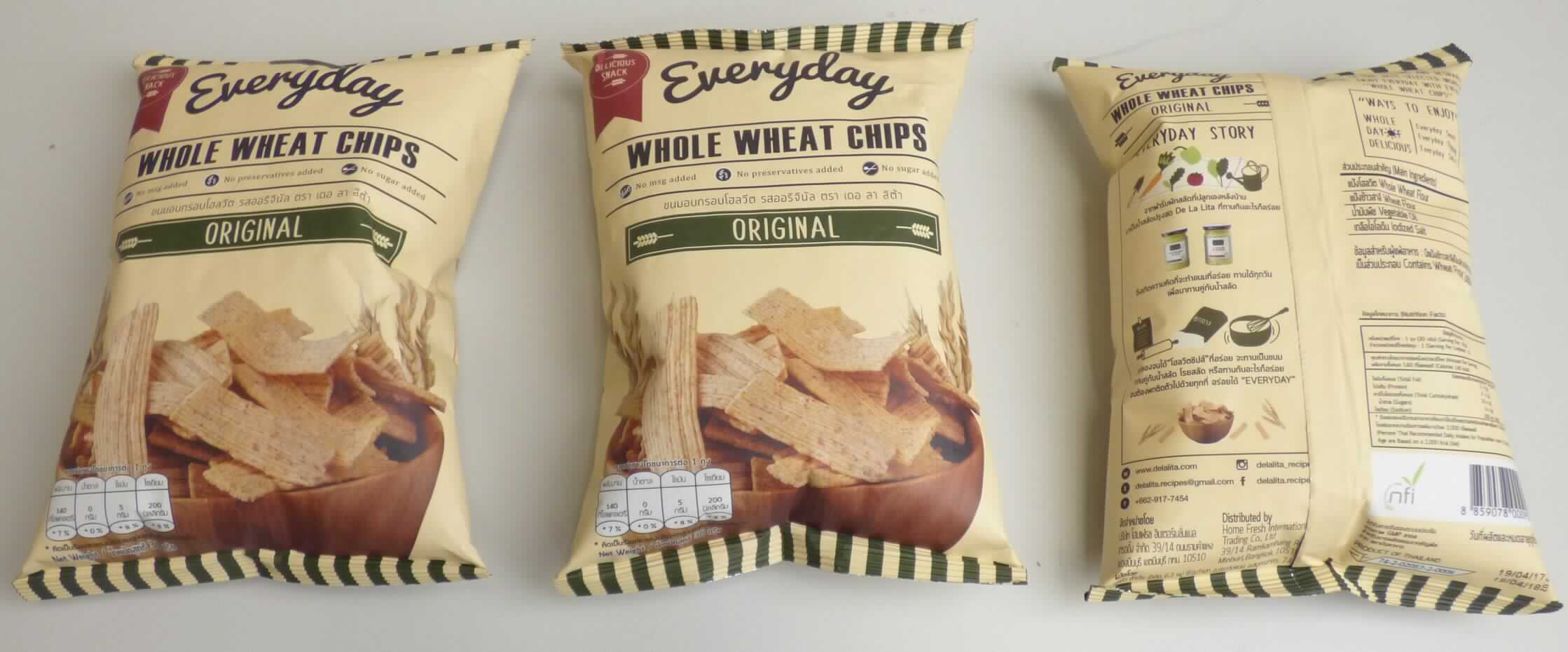 Vollkornchips, Original

Beschreibung des vorgelegten Warenmusters:
Hellbraunes, rechteckiges, leicht gebogenes, in Längsrichtung gerilltes, chipsähnliches Knabbergebäck (ca. 6,3 cm lang, 2,2 cm breit und 0,2 cm dick), mit dunkelbraunen Partikeln durchsetzt, nach Warenbeschaffenheit durch Extrusion hergestellt; Geschmack nach knusprigem Weizenvollkorngebäck, leicht salzig, nicht süß; originalverpackt in beigefarbenem Schlauchfolienbeutel mit Abbildung eines Serviervorschlages und thailändischen Schriftzeichen, der englischsprachige Aufdruck enthält Angaben zum Erzeugnis ("Whole Wheat Chips"), zum Nettoinhalt (30 g), zu den Zutaten und zum Nährwert (siehe jeweils Feld 8).

Stärke/Glucose*: 50 bis weniger als 75 GHT
Saccharose/Invertzucker/Isoglucose*: 0 bis weniger als 5 GHT
Milchfett*: 0 bis weniger als 1,5 GHT
Milchprotein*: weniger als 2,5 GHT
*: abgeleitet aus der Zutatenliste und den Nährwertangaben

Backware, extrudiertes Erzeugnis, gesalzen oder aromatisiert.