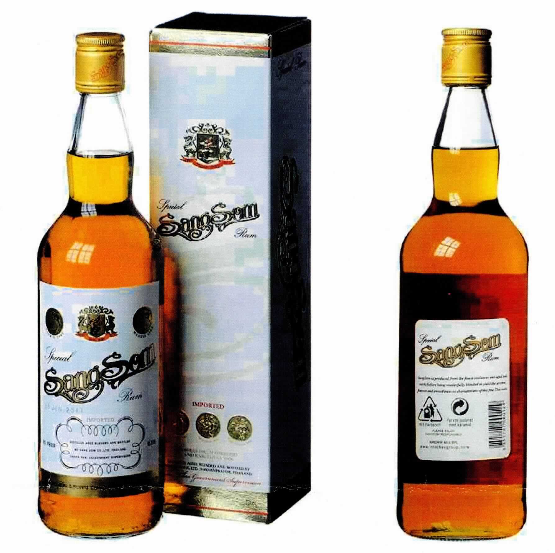 Aromatisierter Branntwein.

Antragsangaben (als zutreffend unterstellt): Special Rum aus Thailand; Alkoholgehalt: 40 %vol; Handelseinheiten: Flaschen mit einem Inhalt von 0,3 l und 0,7 l.

Beschaffenheit des vorgelegten Warenmusters: gelbbraune, klare Flüssigkeit; Geschmack: alkoholisch, nach Rum, mit Vanillenote; Aufmachung: farblose, etikettierte 0,7 l-Glasflasche mit Schraubverschluss, verpackt in einer bedruckten Faltschachtel; Verpackungsaufdruck (auszugsweise): "Special Rum; produced from the finest raw ingredients and herbal spices; aged in oak casks and masterfully blended to yield the aroma, flavor and smoothness".

Nach den vorliegenden Angaben wird die Ware unter Zusatz von aromatisierenden Stoffen hergestellt. Eine Einreihung als Rum in die Unterposition 2208 40 der KN kommt damit nicht in Betracht.
 
Anderer Branntwein, in Behältnissen mit einem Inhalt von 2 l oder weniger, anderer.