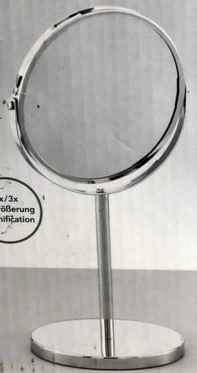 Spiegel aus Glas, sog. Kosmetikspiegel, Artikel 18410, Foto siehe Anlage,
- in einem handelsüblichen, bedruckten Karton verpackt,
- in Form einer noch nicht zusammengesetzten Ware im Sinne der AV 2 a), die wie die zusammengesetzte Ware
  einzureihen ist,
- mit einer Gesamthöhe von ca. 35 cm, 
- bestehend aus: 
- - zwei runden Spiegeln aus Glas in Form eines Doppelspiegels (auf einer Seite mit einem Normalspiegel, auf 
    der anderen Seite mit einem Spiegel mit 3-facher Vergrößerung),
- - - gefasst in einem an einem halbrunden Bügel befestigten Rahmen aus unedlem Metall (verchromt); drehbar,
- - - mit einem Durchmesser von ca. 17 cm (mit Rahmen), 
- - einem Standfuß,
- - - am Bügel befestigt,
- - - aus unedlem Metall (verchromt); am Boden mit einem Kunststoffeinsatz als Gewicht, 
- die Spiegel aus Glas bestimmen insbesondere aufgrund ihrer Bedeutung in Bezug auf die Verwendung den
  wesentlichen Charakter der Ware.

"Spiegel aus Glas, gerahmt, kein Rückspiegel für Fahrzeuge"