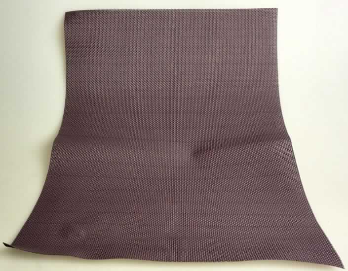 Gewebe der Position 5903, sog. Platzset, Art. 26801, Foto siehe Anlage,
- lediglich rechteckig zugeschnitten, somit nicht konfektioniert,
- in den Abmessungen laut Antrag ca. 45 cm x 30 cm,
- aus Garnen der Position 5604 aus laut Antrag Polyester (synthetische Chemiefasern), die vor dem 
  Weben mit dem bloßen Auge wahrnehmbar mit Kunststoff (laut Antrag PVC, Polyvinylchlorid; keine 
  Mikrokügelchen enthaltend) ummantelt (überzogen) worden sind (somit keine Ware des Kapitels 39),
- aus Garnen hergestellt, somit keine Flechtware des Kapitels 46.

"Gewebe, mit Kunststoff (Polyvinylchlorid) überzogen, anderes als solche der Position 5902, ohne eingebettete    
 Mikrokügelchen"