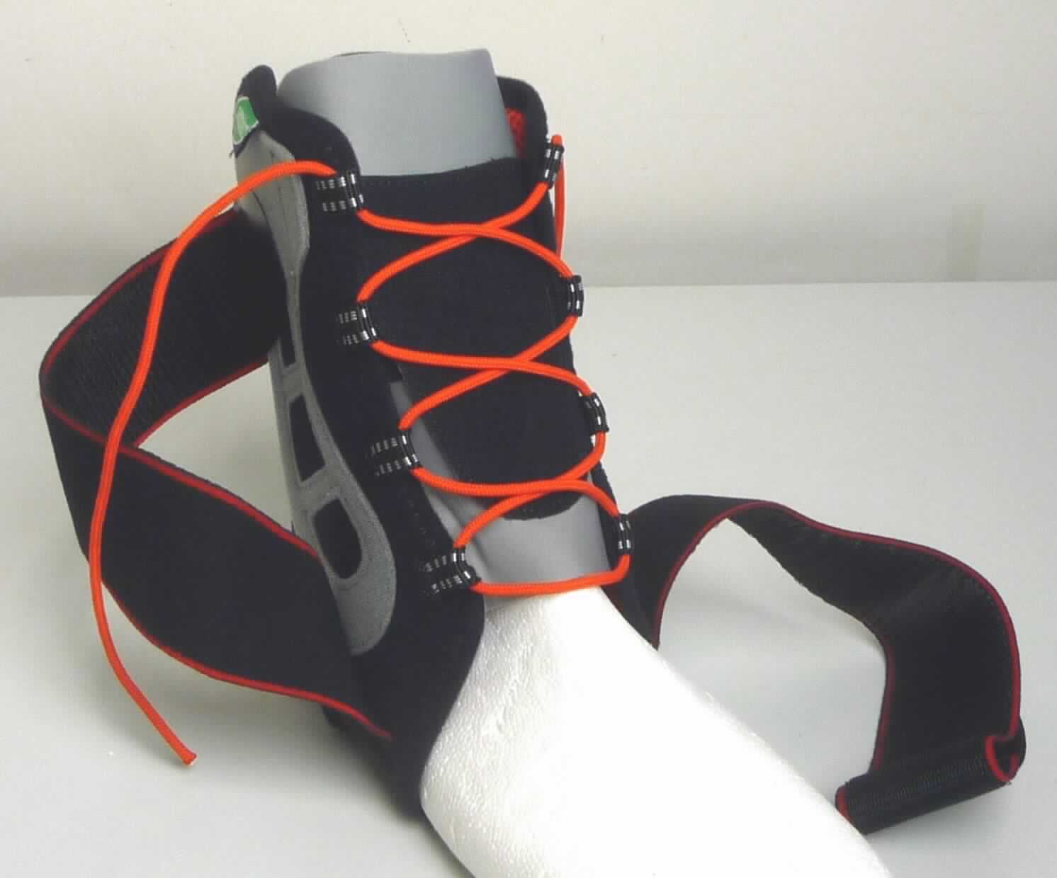 Sprunggelenkorthese, sog. sensiplast Knöchelorthese, in Form einer schuhähnlichen Knöchelstütze aus unelastischen Spinnstoffen mit einem ca. 2 cm breiten elastischen Einsatz hinten, an Vorderfuß und Ferse offen. Seitlich ist jeweils ein starres, spezifisch geformtes Verstärkungselement aus Metall fest in einer von außen aufgenähten Tasche eingearbeitet. Die Orthese wird mittels einer unelastischen Schnürung auf der Zunge, welche durch insgesamt 8 Ösen aus unelastischen Spinnstoffen verläuft, am Fuß des Patienten befestigt. Zudem ist die Ware mit einem im Fußsohlenbereich fest angenähten, ca. 5 cm breiten, elastischen Klettverschlussbandes ausgestattet, welches in sog. Achterschlaufe über Kreuz um den Fuß gelegt wird.
Äußere Form: siehe Abbildungen in der Anlage.
Die Vorrichtung dient dem Stützen und Halten (Stabilisierung) des Sprunggelenks mit Begrenzung von Pro- und Supination durch eine deutliche Bewegungseinschränkung) bei Verletzungen des Sprunggelenkes.

Die Ware wird als "orthopädische Vorrichtung für Menschen" eingereiht.