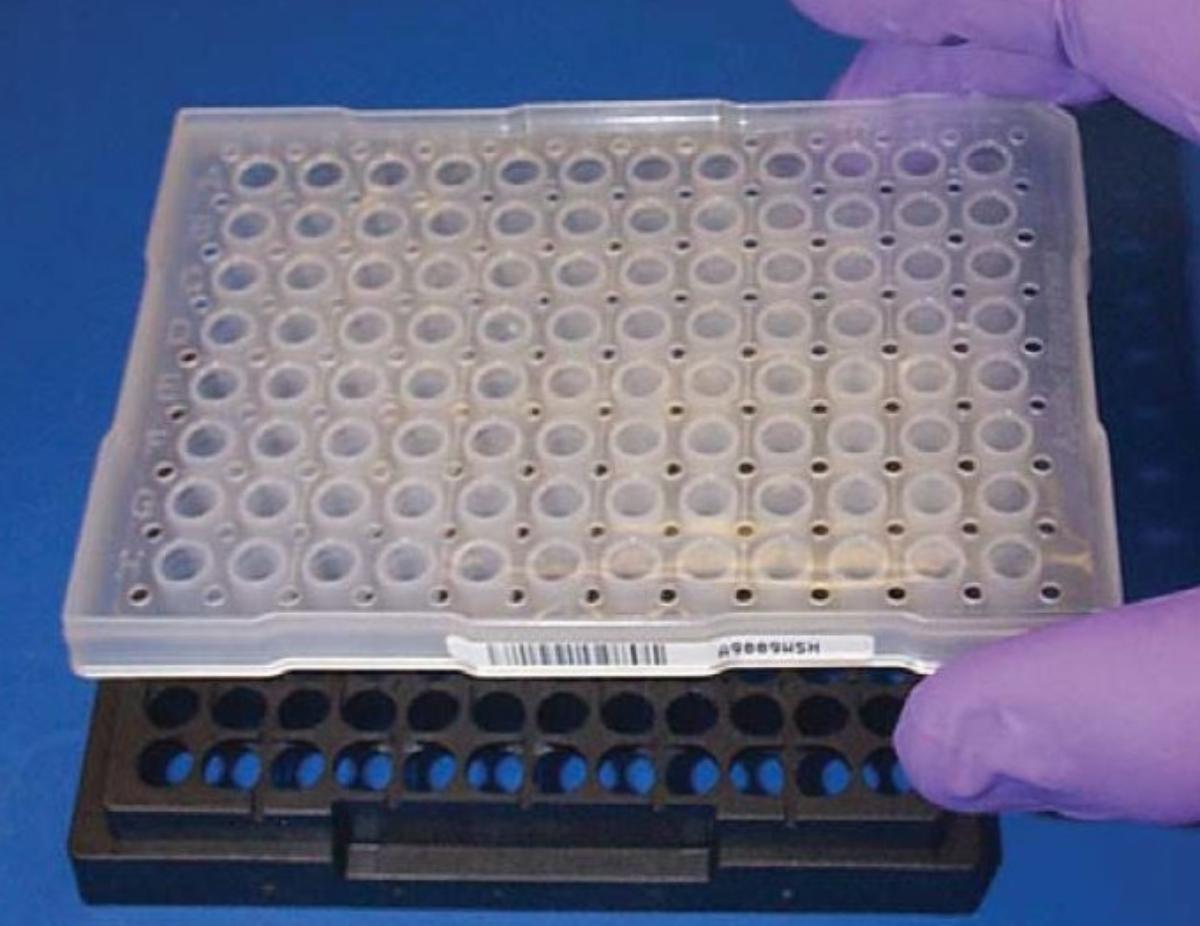 Sog. Untersatz (Abbildung siehe Anlage) für ein Gerät für chemische Untersuchungen (m2000rt RealTime PCR System), in Form eines spezifischen Kunststofferzeugnisses, das 96 Aussparungen aufweist. Zusammen mit einer passgenau aufsetzbaren Micro-Titer-Probenplatte (nicht Gegenstand dieser vZTA-Entscheidung) wird der sog. Untersatz in den Einschub des Untersuchungsgeräts eingesetzt.
Er fixiert und stabilisiert die Probenplatte und verhindert so ein Verschütten der flüssigen Proben während der Analyse.

Die Ware wird als "Teil, erkennbar hauptsächlich bestimmt für ein Gerät für chemische Untersuchungen, nicht in den Unterpositionen 9027 10 bis 9027 80" eingereiht.