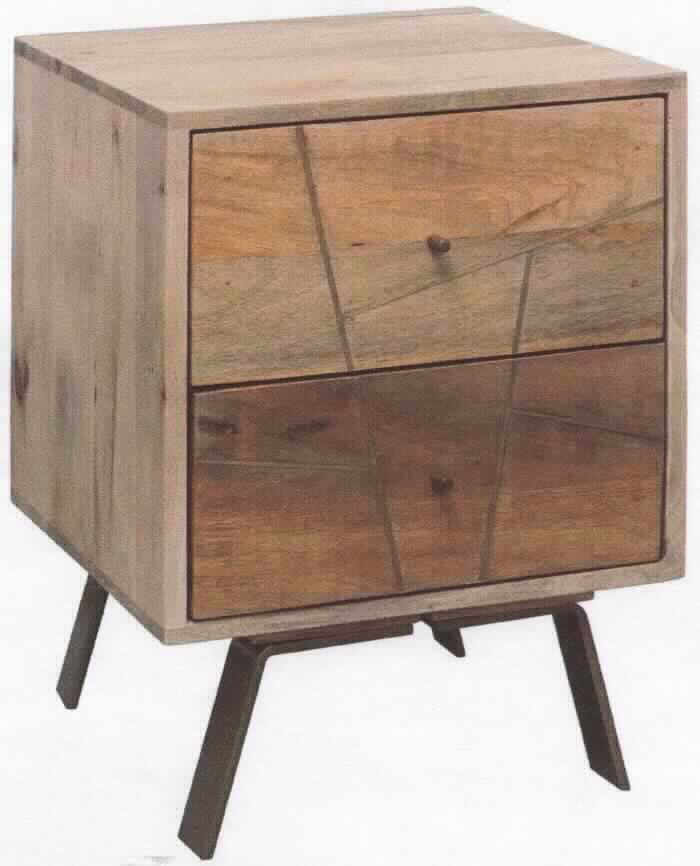Die sog. "Nachtkonsole SIKAR, Art.-Nr. WL5.606" ist ein ca. 40 x 40 x 56 cm (B x T x H) großes, rechteckiges Möbel aus Mango-Massivholz im Landhaus-Design. Es besteht im Wesentlichen aus einer rechteckigen Ablagefläche, zwei darunter angeordneten Schubladen (Innenmaße jeweils ca. 30 x 33,5 x 15 cm - B x T x H), die jeweils mit einem Knauf versehen sind sowie vier Beinen aus lackiertem Eisen. Das Möbel dient als Nachtkommode der Ausstattung von Schlafzimmern.

Aufgrund des Umfangs und der Bedeutung für die Verwendung bestimmt das Holz den stofflichen Charakter der aus verschiedenen Matrerialien zusammengesetzten Ware. 

Die Ware ist als "anderes als von den Positionen 9401 und 9402 erfasstes Holzmöbel (Nachtkommode), von der in Schlafzimmern verwendeten Art" einzureihen.