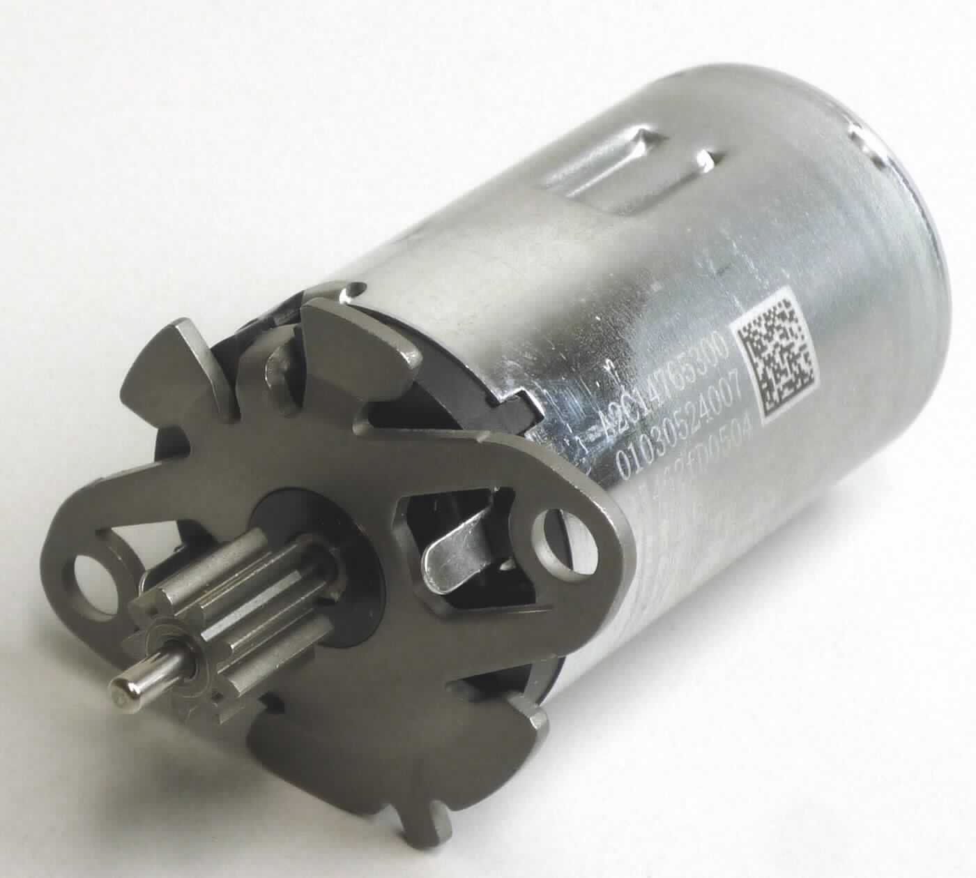 Gleichstrommotor,
Elektromotor, zylinderförmiger, permanent erregter Gleichstrommotor, in Kombination mit einem Zahnrad, der Elektromotor übt die Hauptfunktion aus,
mit einer Leistung von ca. 9 W, bei einer Versorgungsspannung von 12 VDC,
Gesamtlänge ca. 71,5 mm, Durchmesser ca. 28 mm, 
mit einer zusätzlichen Halterung in der Größe von ca. 45,5 x 32 mm,
der Motor wird in ein Kraftfahrzeug eingebaut.

Der Motor ist als "Elektromotor, mit einer Leistung von 37,5 W oder weniger, kein Synchronmotor mit einer Leistung von 18 W oder weniger, Gleichstrommotor, keine Ware der TARIC-Unterpositionen 8501 1099 10 bis 8501 1099 82" einzureihen.