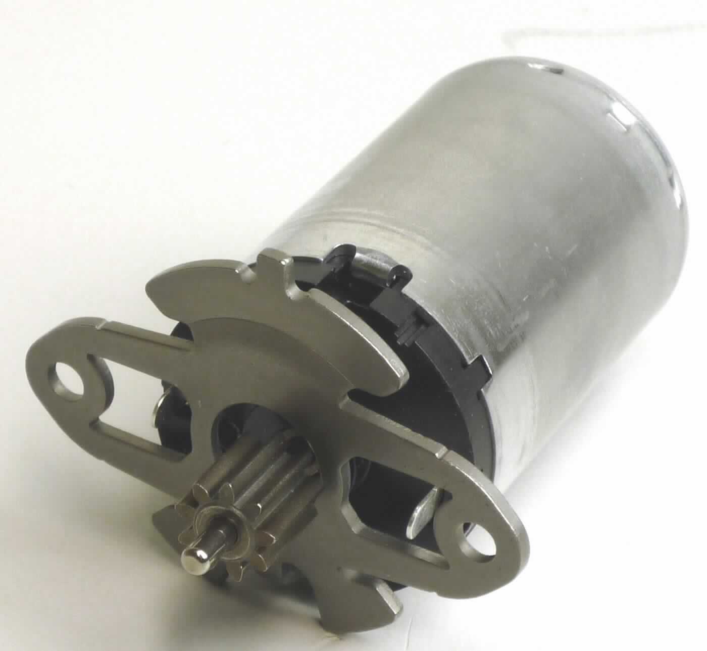 Gleichstrommotor,
Elektromotor, zylinderförmiger, permanent erregter Gleichstrommotor, in Kombination mit einem Zahnrad, der Elektromotor übt die Hauptfunktion aus,
mit einer Leistung von ca. 9 W, bei einer Versorgungsspannung von 12 VDC,
Gesamtlänge ca. 71,5 mm, Durchmesser ca. 28 mm, 
mit einer zusätzlichen Halterung in der Größe von ca. 45,5 x 33 mm,
der Motor wird in ein Kraftfahrzeug eingebaut.

Der Motor ist als "Elektromotor, mit einer Leistung von 37,5 W oder weniger, kein Synchronmotor mit einer Leistung von 18 W oder weniger, Gleichstrommotor, keine Ware der TARIC-Unterpositionen 8501 1099 10 bis 8501 1099 82" einzureihen.