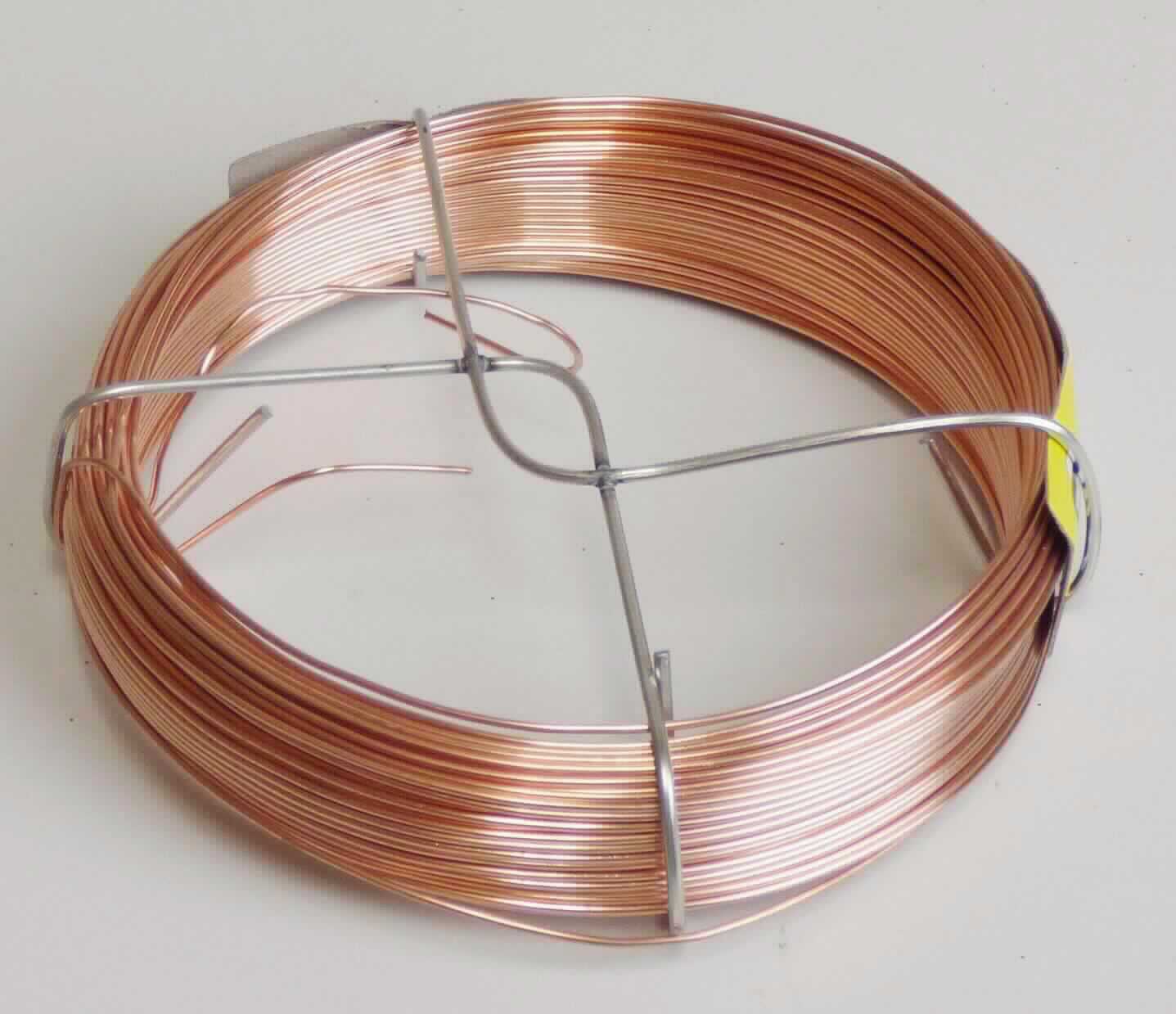 Kupferdraht

Bei der Ware handelt es sich um einen Draht aus raffiniertem Kupfer. Den Angaben nach weist der Draht einen Durchmesser von 0,8 mm auf. Er wird in Längen à 25 m gehandelt.

Die Ware wird gemäß ihrer stofflichen Beschaffenheit als Draht aus Kupfer, aus raffiniertem Kupfer, anderer, mit einer größten Querschnittsabmessung von mehr als 0,5 mm, in den TARIC-Code 7408 1910 00 der Kombinierten Nomenklatur eingereiht.