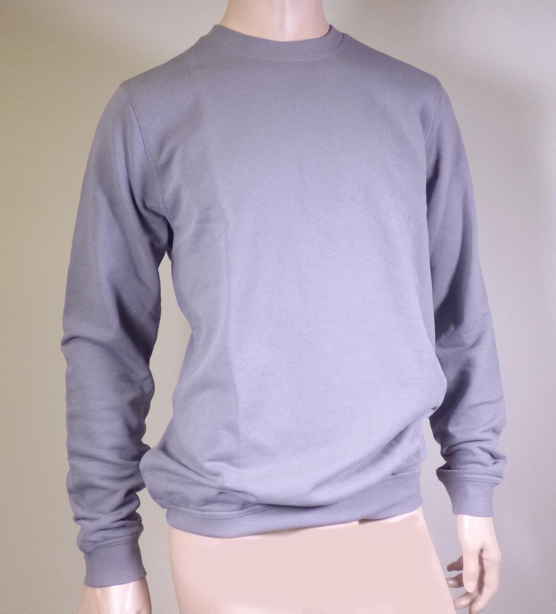 Pullover, sog. Sweatshirt, Größe M, Foto siehe Anlage,
- in einem Polybeutel verpackt,
- aus ca. 1,2 mm dicken, einfarbigen Gewirken aus laut Antrag 60 % Baumwolle und 40 % Polyester
  (synthetische Chemiefasern),
- über die Taille reichend (Rückenlänge: ca. 73 cm),
- mit einem runden Halsausschnitt mit einer Randeinfassung (somit kein Unterziehpulli),
- ohne Öffnung und ohne Verschluss,
- ohne Hinweise auf den Trägerkreis (unisex),
- mit langen Ärmeln, an den Ärmelenden mit angesetzten, doppelt gearbeiteten, leicht verengenden
  Bündchen,
- am unteren Rand mit einem angesetzten, doppelt gearbeiteten, leicht verengenden Bund.

"Pullover, aus Gewirken, aus Baumwolle, kein Unterziehpulli, für Frauen"