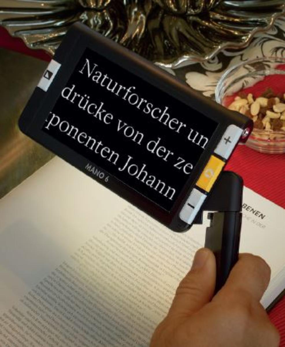 Elektronische Leselupe, sog. MANO 6, in Form einer Warenzusammenstellung in Aufmachung für den Einzelverkauf, im Wesentlichen bestehend aus
1. einer mit einem Lithium-Polymer-Akku betriebenen, 16 x 9,1 x 2,1 cm (B x H x T) großen und 274 g schweren, elektronischen Leselupe (charakterbestimmend im Hinblick auf die Bedeutung für die Verwendung und den Wert) für stark sehbehinderte Menschen, mit einer Hand während der Verwendung haltbar und der Handhabung über die berührungsempfindliche Bedienoberfläche, mit elektronischer Kamera mit 2 bis 35facher stufenloser Vergrößerung und mit einem Touch-Display (14 cm Diagonale). Das Gerät besitzt vier große Tasten links und rechts neben dem Display und bietet durch intuitive Fingerbewegungen auf dem Display zusätzliche Bedienmöglichkeiten, mit ausklappbarem Handgriff und einem herausklappbaren Stativ,
2. einem Netzteil mit Adaptern für den weltweiten Einsatz,
3. einer Tragetasche,
4. einer kurzen und einer langen Handschlaufe und
5. einem Reinigungstuch für den Bildschirm.
Äußere Form: siehe Abbildung in der Anlage.
Das Lesegerät dient der Aufnahme von Texten oder Bildern und anschließend der stark vergrößerten Wiedergabe auf dem Bildschirm und so der Orientierung von sehbehinderten Personen im öffentlichen Raum, z. B. zum Lesen von Fahrplänen, Stadtplänen, Wegweisern, Speisekarten usw.
Es kann mit eingeklapptem Stativ sowohl als in der Hand tragbares Gerät als auch mit ausgeklapptem Stativ zum Lesen und Schreiben als stationäres Lesegerät verwendet werden. Die Hauptfunktion ist nicht ermittelbar, so dass die Einreihung in die letztgenannte Position erfolgt.
Die Bestandteile sind gemeinsam mit einer Gebrauchsanweisung verpackt.

Die Ware wird als "Vorrichtung zum Tragen in der Hand, zum Beheben eines Funktionsschadens, für Menschen, nicht von den Unterpositionen (KN) 9021 1010 bis 9021 9010 erfasst" eingereiht.