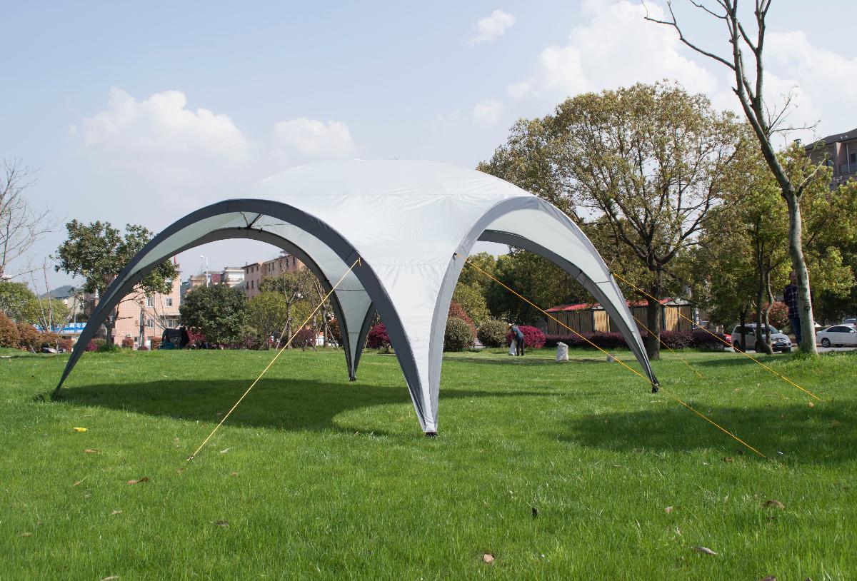 Pavillon, Foto siehe Anlage,
- veranschaulicht anhand von Abbildungen und eines Gewebeabschnitts,
- laut Antrag mit Montagematerial (Schnüre und Heringe) eingehend,
- kuppelförmig gearbeitet, mit einer rechteckigen Grundfläche und bogenförmigen Aussparungen 
  an allen Seiten; laut Antrag in den Abmessungen (L x B x H) von 450 m x 450 m x 260 cm
- mit einer Grundkonstruktion aus laut Antrag Stahl,
- mit einer Dachbespannung aus Geweben aus synthetischen Chemiefasern (laut Antrag Polyester),
  daher keine Ware der Position 3926,
- durch Zusammenfügen konfektioniert,
- ermöglicht nicht das Bilden eines geschlossenen Raumes, damit kein Zelt der Unterposition (HS)
  6306 22.

"Campingausrüstung (Pavillon) aus Spinnstoffen, aus synthetischen Chemiefasern"