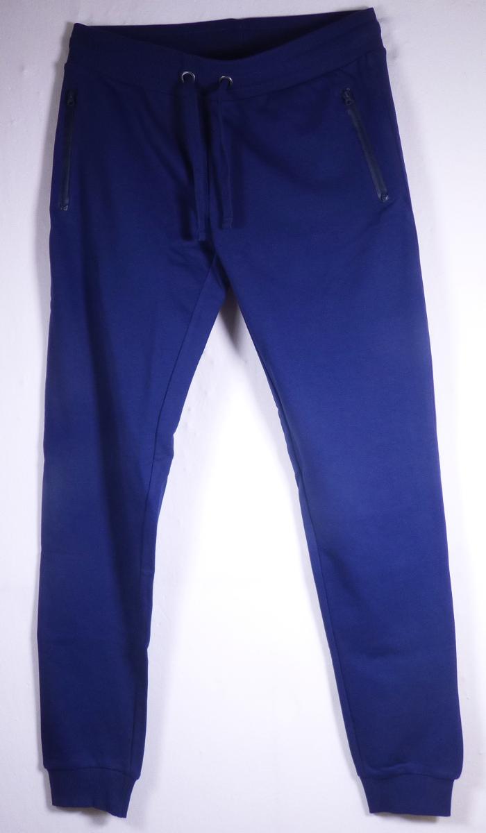 Lange Hose, sog. Sweathose, Größe L, Foto siehe Anlage,
- laut Antrag in einem Polybeutel verpackt,
- aus ca. 1,2 mm dicken, einfarbigen Gewirken aus laut Antrag 80 % Baumwolle und 20 % Polyester
  (synthetische Chemiefasern),
- in der Taille abschließend, mit einem ca. 6 cm breiten, angesetzten, elastischen Taillenbund mit
  Tunnelzug,
- ohne Öffnung und ohne Verschluss; ohne Hinweise auf den Trägerkreis (unisex),
- seitlich mit zwei eingesetzten Taschen mit Reißverschluss,
- mit knöchellangen Hosenbeinen; an den Beinabschlüssen mit gerippt gewirkten, verengenden
  Bündchen.

"Lange Hose, aus Gewirken, für Frauen, aus Baumwolle"