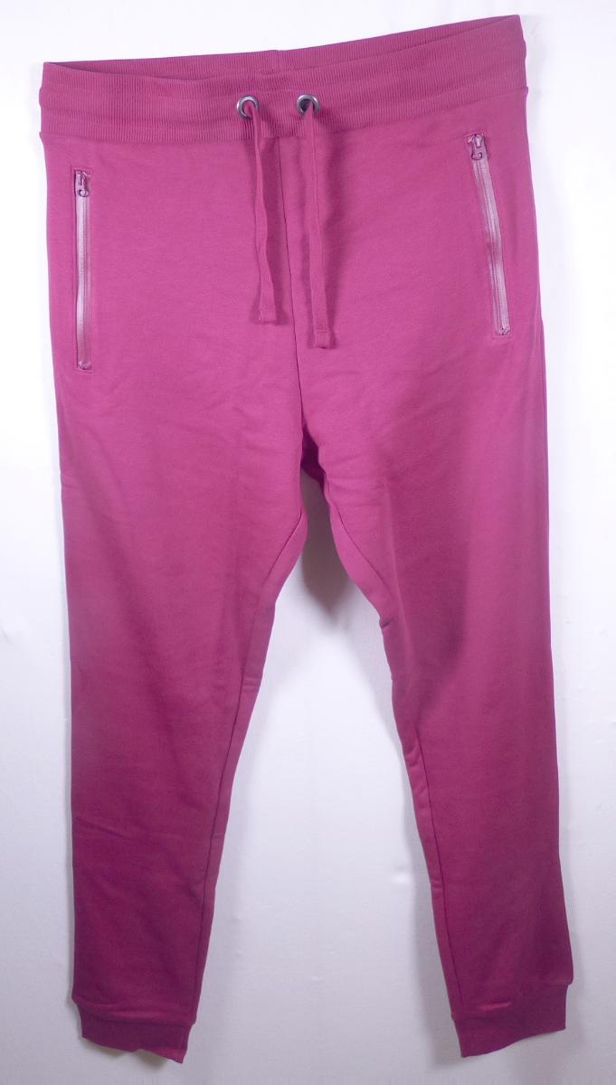 Lange Hose, sog. Sweathose, Größe S, Foto siehe Anlage,
- in einem Polybeutel verpackt,
- aus ca. 1,2 mm dicken, einfarbigen Gewirken aus laut Antrag 80 % Baumwolle und 20 % Polyester
  (synthetische Chemiefasern),
- in der Taille abschließend, mit einem ca. 6 cm breiten, angesetzten, elastischen Taillenbund mit
  Tunnelzug,
- ohne Öffnung und ohne Verschluss; ohne Hinweise auf den Trägerkreis (unisex),
- seitlich mit zwei eingesetzten Taschen mit Reißverschluss,
- mit knöchellangen Hosenbeinen; an den Beinabschlüssen mit gerippt gewirkten, verengenden
  Bündchen.

"Lange Hose, aus Gewirken, für Frauen, aus Baumwolle"