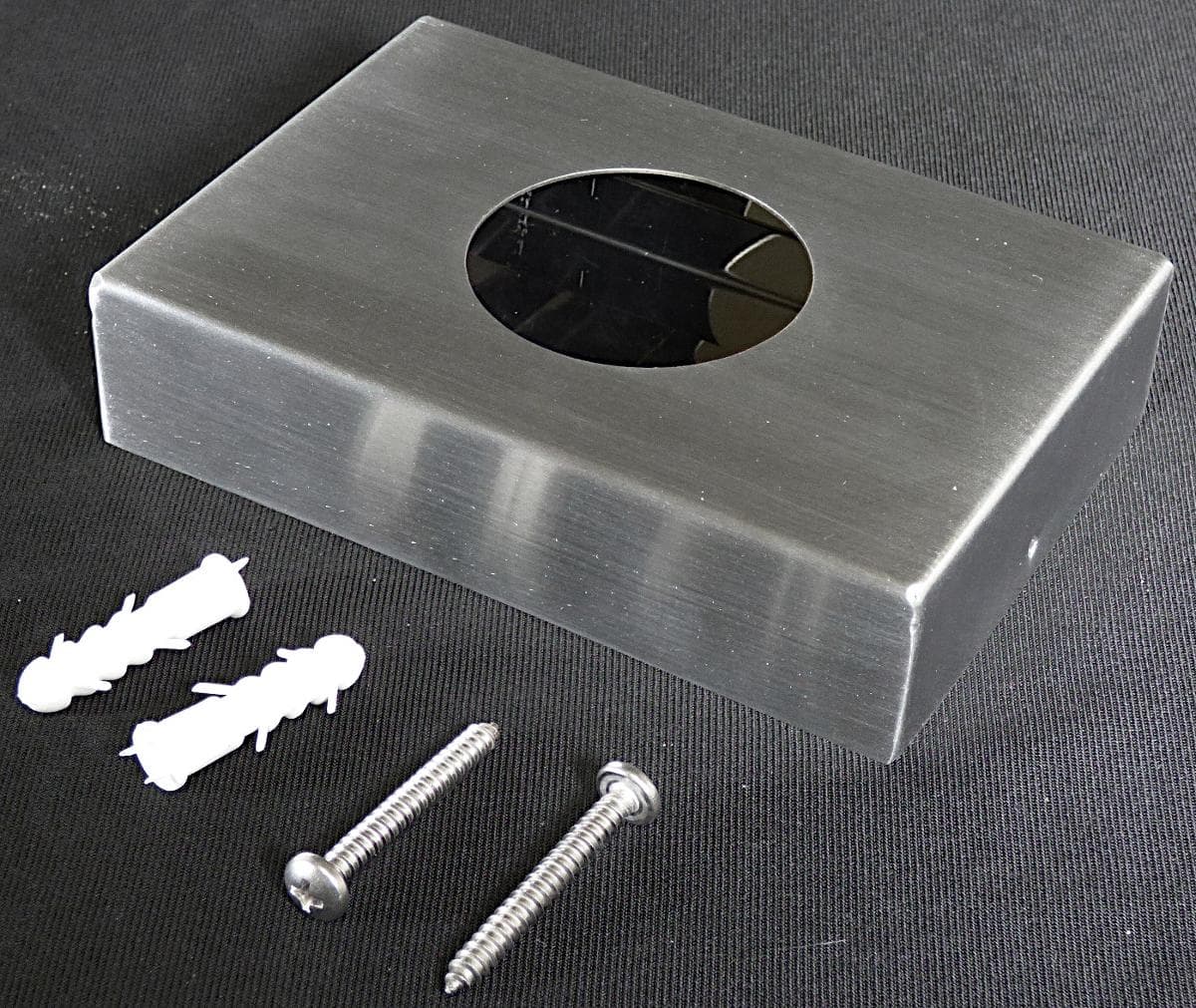 Es handelt sich um einen quaderförmigen Hohlkörper aus Stahlblech (Länge x Breite x Höhe ca. 130 x 90 x 30 mm). Er besteht aus zwei zusammengesteckten Teilen. Der untere Teil weist unterseitig zwei Löcher zur Befestigung an der Wand auf. Daneben weist er an den Schmalseiten zwei Löcher zum Zusammenstecken mit dem oberen Teil auf. Der obere Teil weist oberseitig eine kreisrunde Öffnung (Durchmesser ca. 50 mm) auf. Das Erzeugnis dient zur Aufbewahrung und Entnahme von Hygienebeuteln (nicht Gegenstand dieser vZTA) und ist gemeinsam mit zwei Schrauben und zwei Dübeln als Befestigungsmaterial in einem Karton für den Einzelverkauf aufgemacht.
- Antragstellerangaben -

Abbildung siehe Anlage.

Derartige Erzeugnisse gehören als "andere Sanitär-, Hygiene- oder Toilettenartikel aus Stahl" zur Codenummer 7324 90 00 90 0 des Zolltarifs.