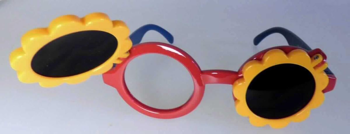 Sog. Okkluderbrille (Wechselbrille), im Wesentlichen bestehend aus einer farbigen Brillenfassung (Breite ca 11,5 cm) aus Polycarbonat mit zwei schwenkbaren Abdeckscheiben aus nicht durchsichtigem schwarzen Kunststoff (zur äußeren Form siehe Abbildung in der Anlage). Die Ware dient der augenärztlichen Sehschärfenprüfung bei Kindern, indem jeweils das nicht zu prüfende Auge abgedeckt wird.
Die Ware ist in einer Kunststofftüte verpackt und wird als "nicht optisches augenärztliches Gerät, nicht von den Unterpositionen (HS) 9018 11 bis 9018 31 erfasst" eingereiht.