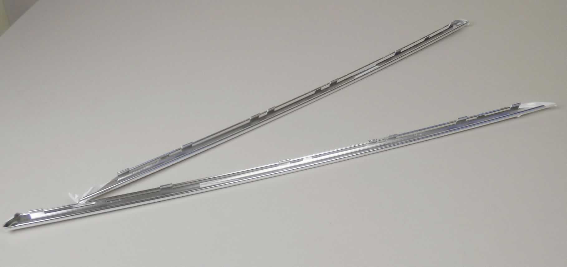 Es handelt sich um aus unedlen Metallen (Aluminium) gefertigte, etwa 55,5 cm lange Leisten mit abgeschrägten Enden und Rastnasen auf der Rückseite 
Die Erzeugnisse werden im Bereich der C-Säule von Kraftfahrzeugen dauerhaft an der Karrosserie befestigt und dienen als Zierleisten.
-Antragstellerangaben-

Abbildung siehe Anlage.

Derartige Erzeugnisse gehören als ''andere Beschläge aus unedlen Metallen, für Karosserien (Kraftfahrzeuge) zum TARIC-Code 8302 30 00 00.