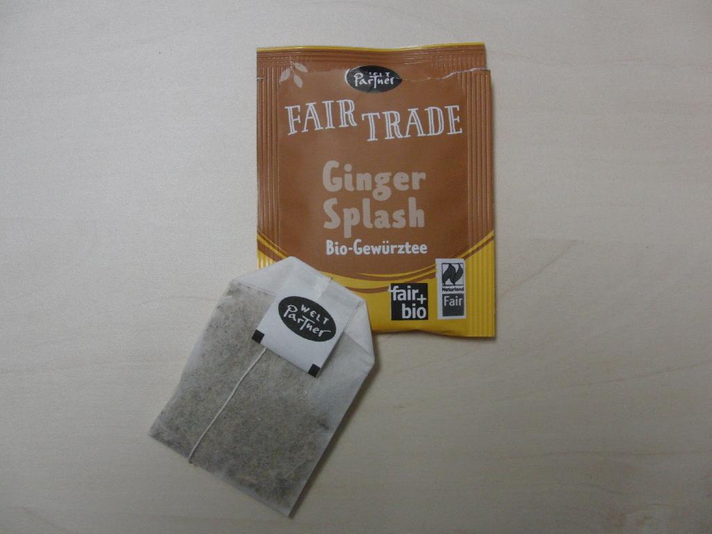 Nach den Antragsangaben, den ergänzenden Angaben und der vorliegenden Warenprobe handelt es sich bei der als "Gewürztee Ginger Splash" bezeichneten Ware um eine Gewürzmischung. Die Mischung besteht aus getrockneten, zerkleinerten Gewürzen (schwarzer Pfeffer der Position 0904 und Ingwer der Position 0910) und anderen Bestandteilen (Zitronengras, Süßholz und Pfefferminze der Position 1211).

Es handelt sich danach um eine Mischung im Sinne der Anmerkung 1 b) zu Kapitel 9, die andere Stoffe enthält. Aufgrund der Gewichtsanteile wird der Charakter der Ware durch die getrockneten und geschnittenen Gewürze bestimmt.

Die Gewürzmischung ist in 20 Teebeuteln je 1,8 g in einer Verpackung für den Einzelverkauf aufgemacht.

Zolltarifrechtlich handelt es sich um eine "Mischung im Sinne der Anmerkung 1 b) zu Kapitel 9, kein Curry, weder gemahlen noch sonst zerkleinert".