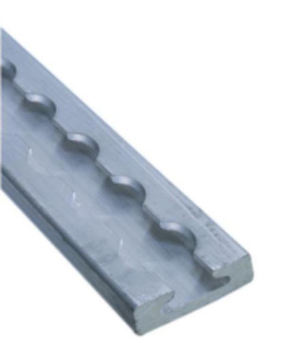 Profil aus Aluminiumlegierung

Bei der Ware handelt es sich nach den Antragsunterlagen um ein rechteckiges Profil mit einer Breite von 34 mm, einer Höhe von 9,5 mm und einer Länge von 3000 mm. Eine T-Nut über die gesamte Länge ist mit regelmäßigen Bohrungen versehen zum Einsetzen von Endbeschlägen oder Fittings. Die Ware ist aus einer Aluminium-Magnesium-Silicium-Legierung gefertigt. Sie wird als Airlineschiene bzw. Ankerschiene z.B. auf Fahrzeugböden angebracht in Verbindung mit Zurrgurten und passenden Endbeschlägen zur Sicherung der Ladung bei Transporten.

Die Ware ist nach ihrer stofflichen Beschaffenheit als Profile, aus Aluminiumlegierungen, andere, in die Unterposition 7604 2990 einzureihen.