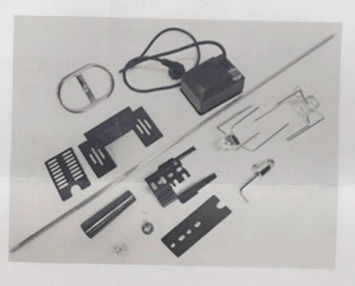 Elektrischer Grillspieß (Abbildung siehe Anlage)
- aus einem Elektromotor mit fest angebrachtem Netzkabel noch nicht zusammengesetzt
  mit Grillspieß, zwei Fleischklammern, einer Spießablage, Gegengewicht, Motorhalterung
  und Bakelitgriff,
- mit einem Gewicht von max. 2,735 kg,
- üblicherweise zur Verwendung im Haushalt zum selbstständigen Drehen von Grillgut
  auf einem Gasgrill (nicht Gegenstand der vZTA),
- zusammen mit Beipack (Universalmotorhalterung, Metallgriff) in einer gemeinsamen
  Verkaufsumschließung.
Der elektrische Grillspieß bestimmt den Charakter des Ganzen.

"Elektromechanisches Haushaltsgerät mit eingebautem Elektromotor, kein Lebensmittel-
 zerkleinerungs- und -mischgerät oder Frucht- und Gemüsepresse - noch nicht zusam-
 mengesetzter elektrischer Grillspieß, mit einem Gewicht von weniger als 20 kg, in
 Warenzusammenstellung in Aufmachung für den Einzelverkauf mit nicht charakterbe-
 stimmendem Beipack"
