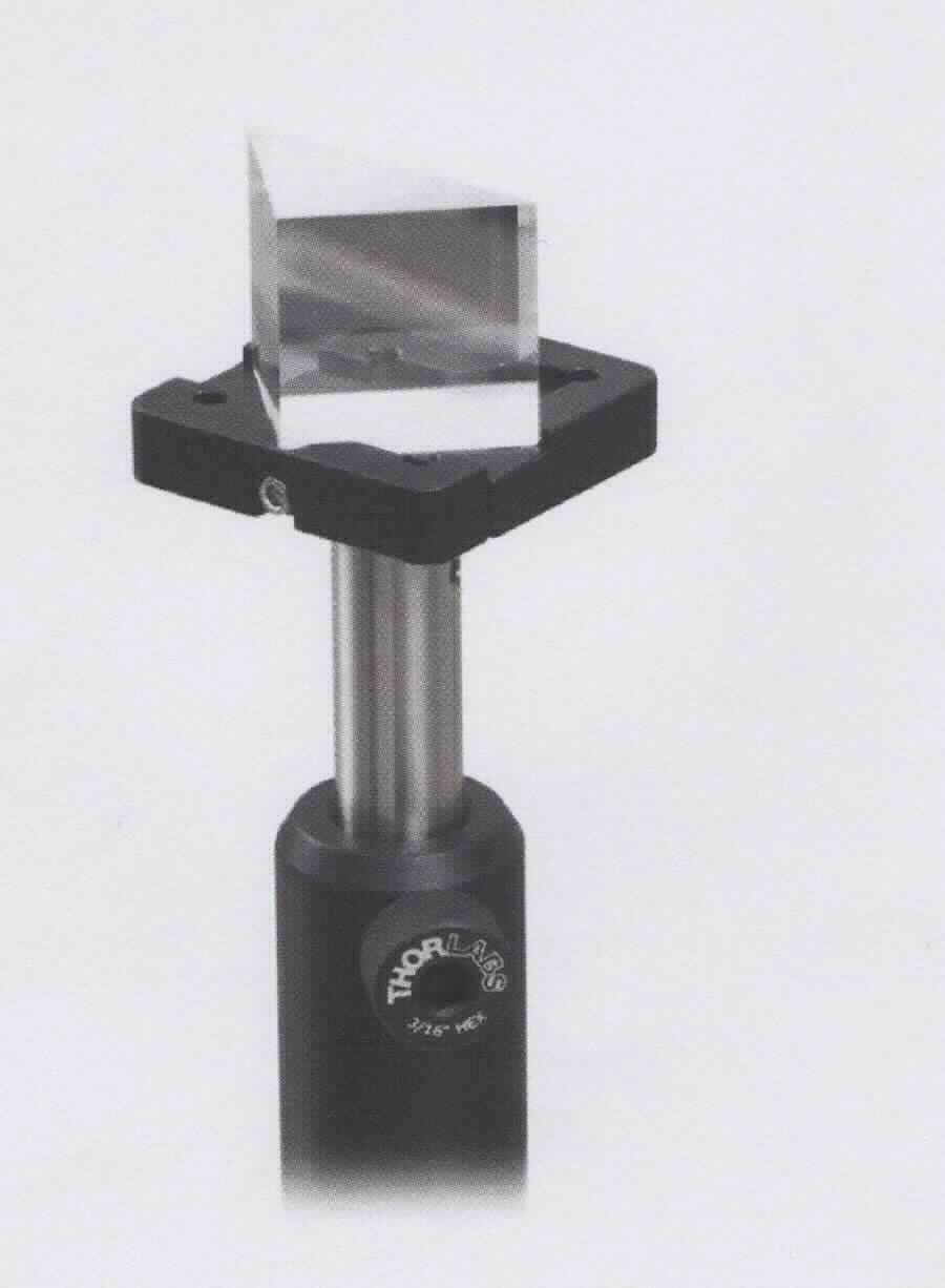 Sog. Plattformhalterung für Prismen, Prismenspiegel und Strahlteilerwürfel, in verschiedenen Ausführungen, jeweils im Wesentlichen bestehend aus einer Halterung aus Aluminium, speziell geformt zur Aufnahme von optischen, nicht gefassten, Elementen. Je nach Ausführung verfügen die Halterungen über Spann- oder Klemmmechanismen für Würfel und rechtwinklinge Prismen, über Gewindebohrungen zur Befestigung an einem Pfosten (nicht Gegenstand der vZTA-Entscheidung) und über Senkrechtbohrungen zur direkten Montage an einer Rasterlochplatte (nicht Gegenstand der vZTA-Entscheidung). Zur äußeren Form siehe Abbildung in der Anlage. Die Ware dient der genauen Ausrichtung von optischen Elementen z.B. bei Versuchsaufbauten.
Die Ware wird eingereiht als 'Zubehör, erkennbar hauptsächlich für optische, nicht gefasste Elemente (nicht aus optisch nicht bearbeitetem Glas), nicht von den Unterpositionen (TARIC) 9001 9000 10 bis 9001 9000 85 erfasst'