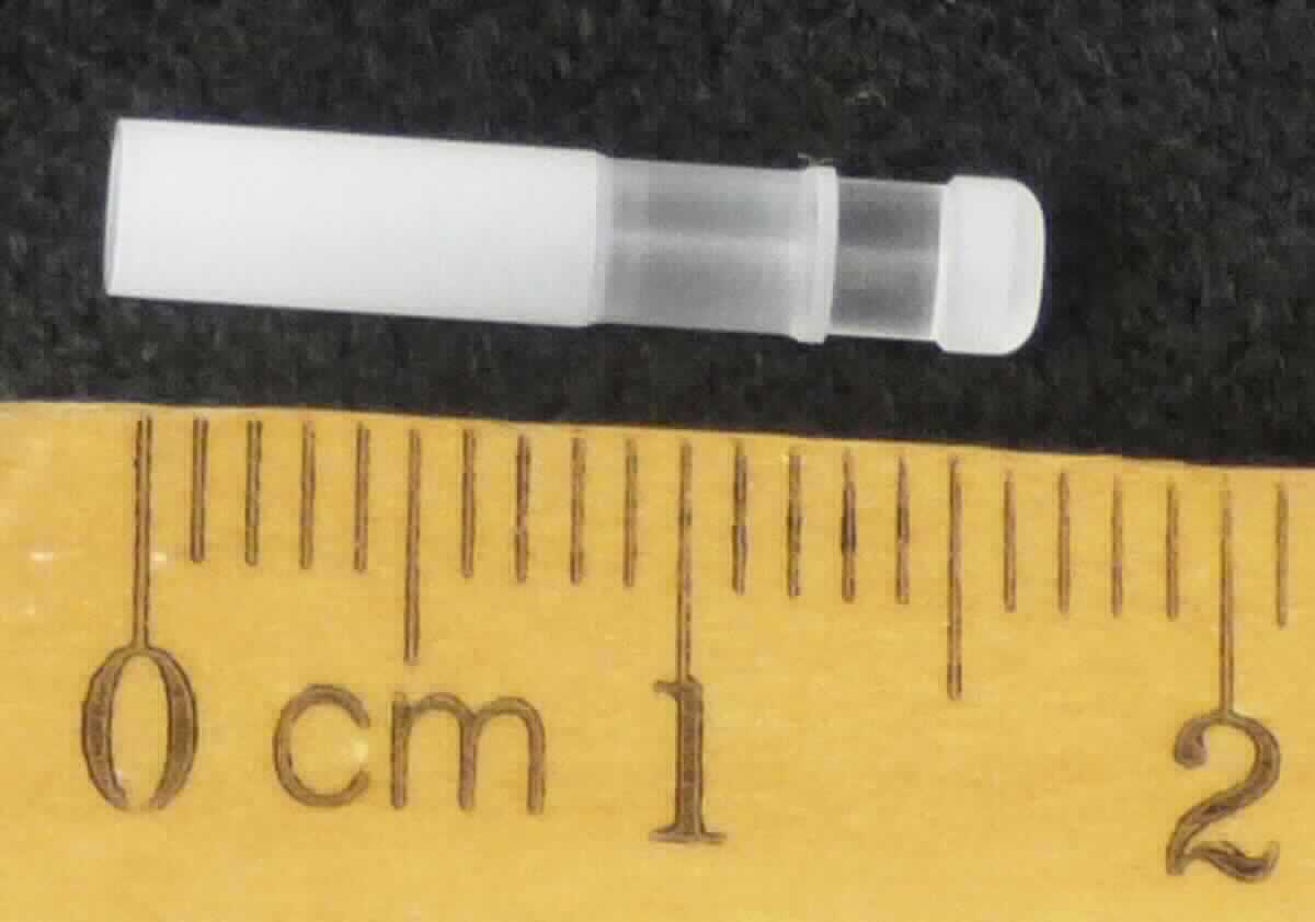 Sog. Acrylglas, im Wesentlichen bestehend aus einer speziell geformten zylinderförmigen Kapsel (Länge ca. 15 mm x ø ca. 1,5 mm), in welche ein Fluoreszenzsensor eingefügt wird (äußere Form: siehe Abbildung in der Anlage).
Die mit dem Sensor (nicht Gegenstand dieser vZTA-Entscheidung) vervollständigte Ware wird für die Dauer von ca. 90 Tagen unter die Haut des Patienten implantiert. Dort dient sie der kontinuierlichen Glukosemessung im Blut des Patienten mittels Fluoreszenzabtastung, wobei das von der UV-LED emittierte und von der Kapseloberfläche zurückgeworfene Licht (UV-Reflektion und Signal-Fluoreszenz) von spektral selektiven Fotodioden detektiert, aufbereitet und an einen sog. Smarttransmitter (nicht Gegenstand dieser vZTA-Entscheidung) übermittelt wird, welcher über der Vorrichtung auf die Haut des Patienten geklebt wird, die Glukosekonzentration errechnet und zur Anzeige an ein Smartphone (ebenfalls nicht Gegenstand dieser vZTA-Entscheidung) sendet.
Die Ware wird als "Teil, erkennbar hauptsächlich bestimmt für ein Gerät der Unterpositionen (HS) 9027 20 bis 9027 80" eingereiht.