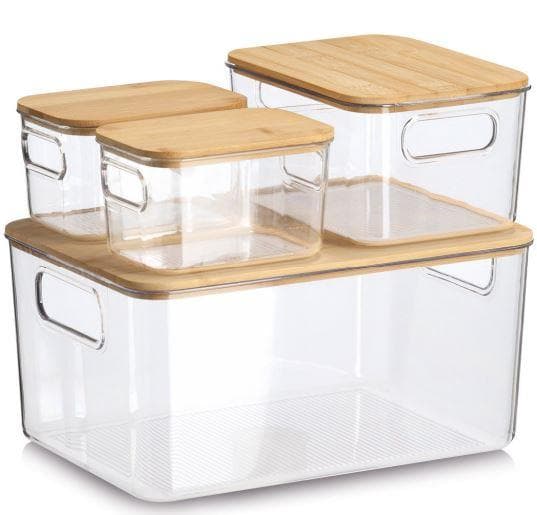 Nach den Angaben der Antragstellerin handelt es sich bei dem sog. „Aufbewahrungsboxen-Set, 4-tlg.“ um eine Warenzusammenstellung aus vier klarsichtigen Vorratsbehältern aus Acrylnitril-Butadien-Styrol, einem Kunststoff im Sinne der Anmerkung 1 zu Kapitel 39. Die quaderförmigen Behältnisse in den Abmessungen  14﻿,﻿5 x 10 x 9 (2x), 20 x 14 x 10﻿,﻿5 und 31 x 22 x 15 cm (L x B x H) verfügen über abgerundete Ecken, seitliche Griffaussparungen und einen passgenauen Deckel aus Bambus. 

Die Erzeugnisse sind mit Etiketten-Aufklebern und einer Pappbanderole für den Einzelverkauf aufgemacht und dienen der Aufbewahrung unterschiedlichster Gegenstände im Haushalt.

Aufgrund des Umfanges und der Bedeutung in Bezug auf die Verwendung bestimmt der Kunststoff den wesentlichen Charakter der aus verschiedenen Stoffen zusammengesetzten Waren. 

Derartige Erzeugnisse werden zolltarifrechtlich als "Hauswirtschaftsartikel aus Kunststoffen, andere als in den Codenummern 3924 9000 10 0 bis 3924 9000 90 1 genannt" eingereiht.