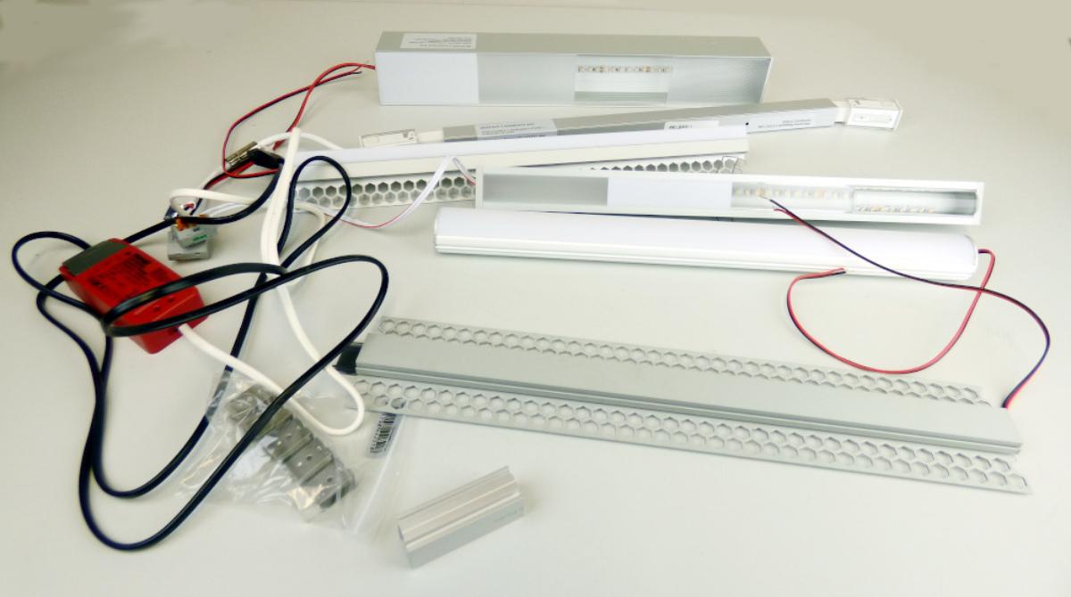 Profile aus Aluminiumlegierungen

Bei der Ware handelt es sich um Profile aus Aluminiumlegierungen (EN AW-6060 oder EN AW-6063). Die Waren können verschiedene offene Querschnitte und Längen von 2 m, 3 m oder 5 m aufweisen. Die Oberfläche der Profile kann mit weißer oder schwarzer Farbe überzogen sein.
Die Profile werden den Angaben nach als Teile von LED-Leuchten verwendet.

Die Ware wird nach ihrer stofflichen Beschaffenheit als Stangen (Stäbe) und Profile, aus Aluminium, aus Aluminiumlegierungen, andere, Profile, andere, in den TARIC-Code 7604 2990 90 eingereiht.