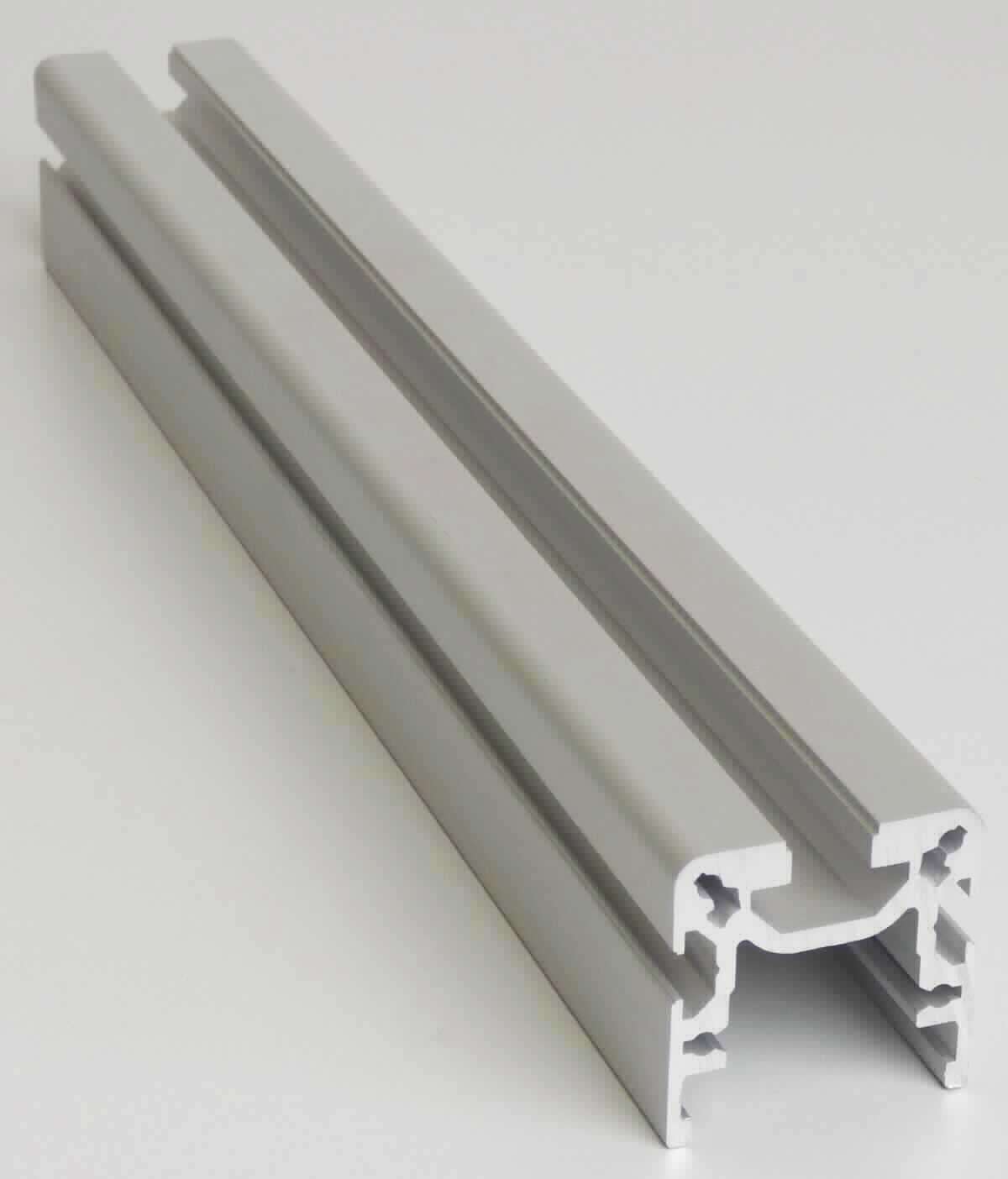 Hohlprofil aus Aluminium

Bei der Ware handelt es sich um ein stranggepresstes Hohlprofil mit einem über die gesamte Länge gleichbleibendem Querschnitt (Profil). Das Erzeugnis weist zwei Hohlräume auf. Die Abmessungen betragen 40 mm x 40 mm mit Lieferlängen bis 600 mm. Bei dem Material handelt es sich um eine Aluminiumlegierung EN AW-6063. Das Erzeugnis wird als Rollenschienenprofil verwendet.

Die Ware ist nach ihrer Beschaffenheit als "Hohlprofil aus Aluminiumlegierungen" in den TARIC-Code 
7604 2100 00 einzureihen.