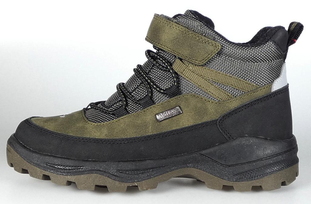 Stiefel, Größe 31, Foto siehe Anlage,
- mit Laufsohlen aus laut Antrag Kunststoff,
- mit Oberteil aus Kunststoff (Spinnstoff mit einer mit bloßem Auge wahrnehmbaren Außenschicht
  aus Kunststoff; den größten Teil der Außenfläche bildend) und Spinnstoffen,
- auf das Oberteil sind Verstärkungsteile aus Kunststoff und Spinnstoffen aufgesetzt,
- über dem Spann mit einer elastischen, durch Schlaufen aus gewebten Bändern geführten Kordel 
  und mit einem Klettverschluss,
- seitlich mit einem Firmenlogo versehen,
- im Bereich der Einstiegsöffnung hinten mit einer Anziehhilfe,
- den Knöchel bedeckend,
- ohne Metallschutz in der Vorderkappe.

"Schuhe, andere als in der Position 6401 genannte, mit Laufsohlen und Oberteil aus Kunststoff,
 andere als in den Unterpositionen (KN) 6402 1210 bis 6402 2000 genannte, den Knöchel bede-
 ckend, andere als in der Unterposition (KN) 6402 9110 genannte"