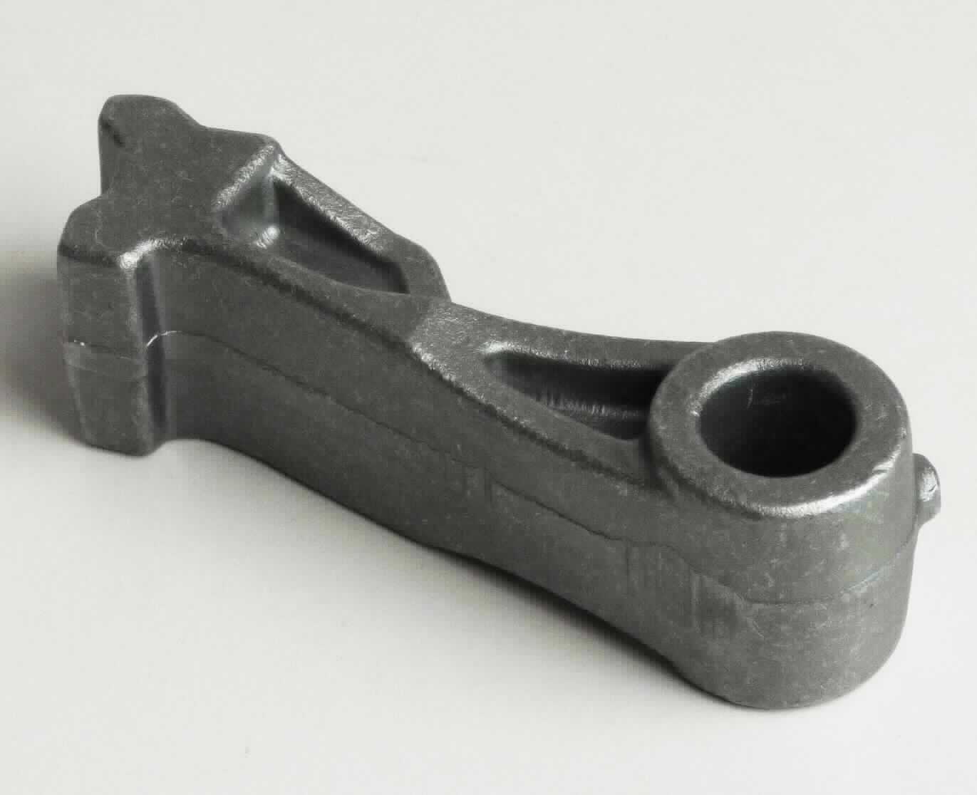 Parkklinke, sog. Pawl Park, Foto siehe Anlage,
- speziell nach technischer Zeichnung gefertigtes Erzeugnis aus gesenkgeschmiedetem Stahl (lt.
  Antrag SCr420H),
- mit einer Länge von ca. 115 mm und einer Breite von laut technischer Zeichnung 31 mm,
- an einem Ende mit einer durchgehenden Bohrung mit einem Durchmesser von ca. 18 mm für
  eine Achse versehen; am gegenüberliegenden Ende befindet sich ein Zahn zum Einrasten in
  den Zwischenraum eines Zahnrads,
- laut Antrag und ergänzenden Angaben:
- - unfertig (wird noch spanend bearbeitet); weist jedoch im vorliegenden Zustand bereits
    die wesentlichen Beschaffenheitsmerkmale der fertigen Ware auf,
- - wird bei einem Elektrofahrzeug (PKW) innerhalb des Automatikgetriebes verbaut,
- - rastet mit dem Zahn in ein Zahnrad ein, sobald der Wählhebel/Schalthebel in die Parkposition 
    gestellt wird und blockiert dadurch das Getriebe,
- - verhindert als mechanische Sperre ein Wegrollen des Fahrzeugs (Parksperre),
- - nicht zur industriellen Montage bestimmt,
- aufgrund der objektiven Merkmale (u. a. Form, Abmessungen) erkennbar hauptsächlich für
  Kraftfahrzeuge des Kapitels 87 bestimmt.

"Teil für Kraftfahrzeug (Parkklinke), Teil von Schaltgetriebe, nicht für die industrielle Montage, aus Stahl, gesenkgeschmiedet"