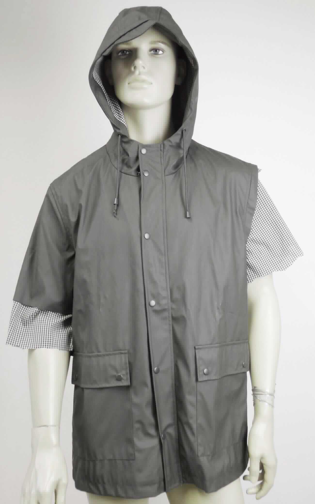 Anorak, sog. Herren Regenmantel Friesennerz, Art. 288300, Größe L, Foto siehe Anlage,
- aus ca. 0,8 mm dicken, einfarbigen, einseitig (Außenseite) mit einer Folie aus Kunststoff (laut Antrag
  Polyurethan; kein Zellkunststoff) versehenen Gewirken der Position 5903 aus laut Antrag 100 % Polyester 
  (synthetische Chemiefasern),
- durchgehend gefüttert,
- über den Schritt reichend (Rückenlänge: ca. 80 cm); aufgrund der geringen Länge kein Mantel,
- mit einer Kapuze mit Tunnelzug,
- vorn mit einer durchgehenden Öffnung mit Reißverschluss; verdeckt von einer Patte mit Druckknopf-
  verschluss von links über rechts,
- mit langen Ärmeln,
- vorn mit zwei aufgesetzten Taschen mit Patte und Druckknopfverschluss unterhalb der Taille,
- am unteren Rand durch Umschlagen und Festnähen gesäumt,
- wird im Allgemeinen über jeder anderen Kleidung und zum Schutz gegen das Wetter getragen.

"Kleidung aus Gewirken der Position 5903"