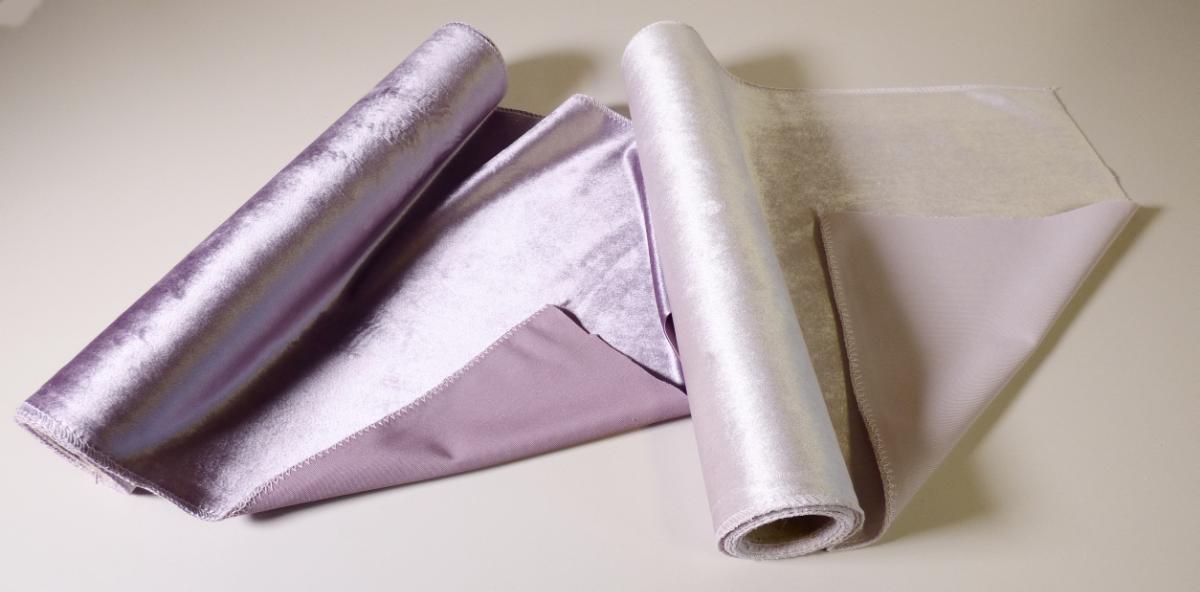 Samtgewirke, sog. Dekostoff, Foto siehe Anlage,
- als Meterware, mit einer Breite von ca. 35 cm,
- aus synthetischen Chemiefasern (laut Antrag Polyester),
- in Kettenwirktechnik hergestellt,
- kein Hochflorerzeugnis und kein Schlingengewirke,
- gefärbt.

"Samt, gewirkt, anderer als in der Unterposition 6001 10 genannte, aus Chemiefasern"