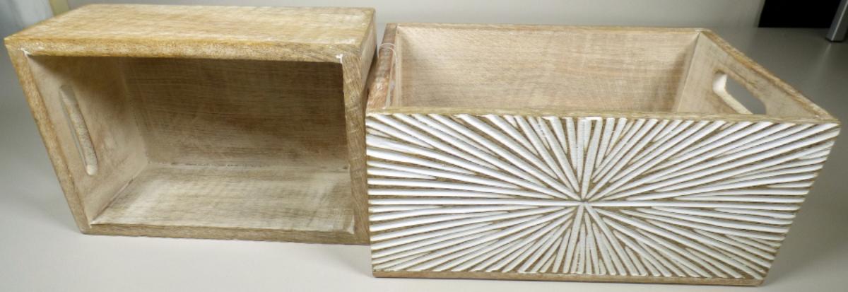 Box 2er-Set, Art. 2005295 (Abbildung siehe Anlage)
- mit umlaufendem Rahmen und Boden aus Mangoholz (lt. Antragsteller), Oberflächen außen
  und Kanten glatt geschliffen, eine Längsseite mit dekorativem, weiß eingefärbtem Schnitz-
  muster versehen, beide Schmalseiten mit integrierten Griffen ausgestattet, Ecken mit Stufenfalz
  profiliert und durch Kleben zusammengefügt, Bodenplatte mit vier Stellfüßen aus Kunststoff beklebt
  (insgesamt sorgfältig ausgeführt; Abmessungen ca. 19,7 x 13,5 x 8,8 cm bzw. ca. 24 x 15,7 x 11 cm),
- zum Aufstellen z. B. auf Schreibtischen, in Regalen (nicht dazu bestimmt auf den Boden
  gestellt zu werden, kein Möbel),
- zur Ablage / Aufbewahrung von Akten, Unterlagen und Ähnlichem.

"Innenausstattungsgegenstände aus Holz, nicht aus tropischem Holz im Sinne der Zusätzlichen Anmerkung 2 zu Kapitel 44, kein Stammstück"