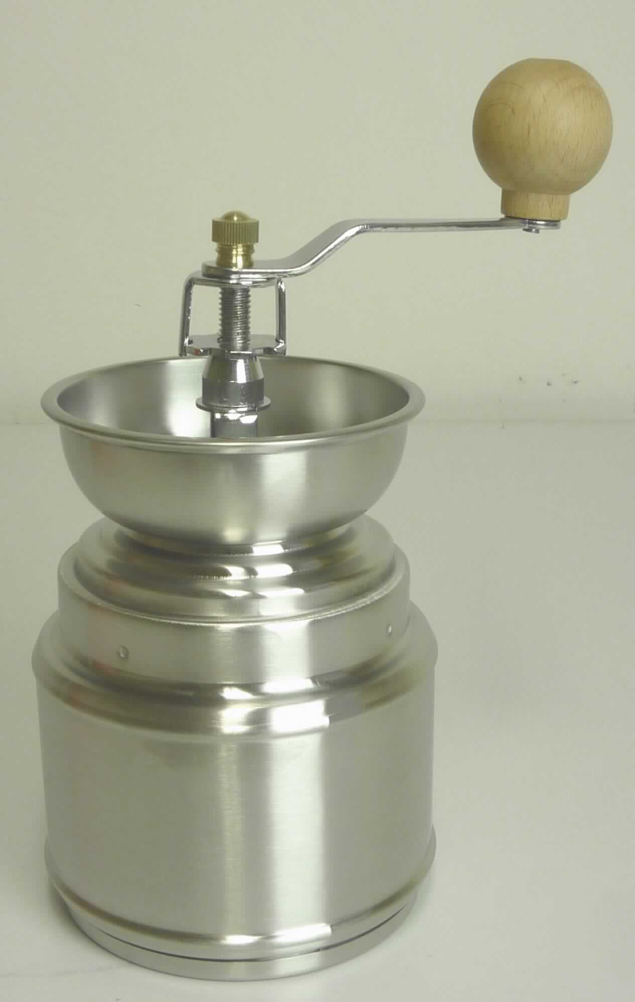 Keramischer Haushaltsartikel (Kaffeemühle), Art. 27219, Foto siehe Anlage,
aus verschiedenen Stoffen zusammengesetzte Kaffeemühle, bestehend aus:
- einem zylinderförmigen Behälter aus Edelstahl,
- - zum offenen Ende hin schmaler werdend und mit einem Schraubgewinde versehen,
- einer runden, trichterförmigen Halterung aus Edelstahl für das Mahlwerk,
- - auf den Behälter geschraubt,
- - mit einer Handkurbel, teilweise aus unedlem Metall, versehen,
- einem in den Aufsatz integrierten, ringförmigen, rot-braunem Mahlwerk; die Teile des Mahlwerks bestehen
  lt. Antrag aus Aluminiumoxidkeramik, andere Keramik als Porzellan, gewöhnlicher Ton, Steinzeug,
  Steingut oder feinen Erden,
- - nach der Formgebung gebrannt,
- das Mahlwerk aus Keramik bestimmt insbesondere aufgrund seiner Bedeutung in Bezug auf die Verwendung 
  den wesentlichen Charakter der Ware,
- mit einer Höhe von bis zu ca. 17 cm und einem Durchmesser von bis zu ca. 10 cm,
- für den Tisch- oder Küchengebrauch,
- Kaffeemühlen mit einem Mahlwerk aus Keramik sind als Apparate aus keramischen Stoffen vom Kapitel 84 
  ausgenommen,
- keine Ware der Position 8210, da das arbeitende Teil (Mahlwerk) nicht aus den in Anmerkung 1 zu Kapitel 82 
  genannten Stoffen besteht,
- keine Einreihung in die Codenummer 6912 0029 10  0, da Kaffeemühlen aus dieser Codenummer namentlich
  ausgewiesen sind,
- verpackt in einem bedruckten Faltkarton aus Pappe. 

"Keramischer Haushaltsartikel (Kaffeemühle), für den Tisch- oder Küchengebrauch, aus anderer Keramik
 als Porzellan, gewöhnlicher Ton, Steinzeug, Steingut oder feinen Erden (Aluminiumoxidkeramik)"