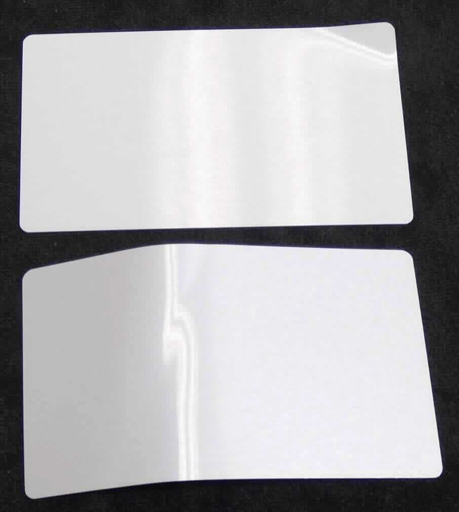Aluminiumfolie

Bei der Ware handelt es sich um rechteckig zugeschnittene Stücke von Aluminiumfolie. Die Zuschnitte haben eine Länge von 86 mm und eine Breite von 55 mm. Die Ecken sind abgerundet. Die Dicke der gesamten Ware liegt bei ca. 0,185 mm. Die Folie besteht aus einer Aluminiumlegierung und ist oberflächlich mit einer Schicht Kunststoff überzogen. Die Ware kann mit einer weißen Farbe überzogen sein.
Die Ware kann bedruckt werden und soll als Visitenkarte verwendet werden.

Folien, aus Aluminium, mit einer Dicke (ohne Unterlage) von 0,2 mm oder weniger, auf Unterlage, mit einer Dicke (ohne Unterlage) von 0,021 mm bis 0,2 mm, in die Codenummer 7607 2090 00 0 der Kombinierten Nomenklatur eingereiht.